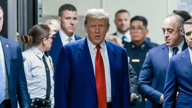 Donald Trump se sienta en el banquillo de los acusados al iniciar histórico juicio en Nueva York