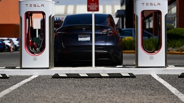 Exempleados de Tesla hablan de las precarias condiciones laborales: gente durmiendo en el suelo y colapsando por deshidratación