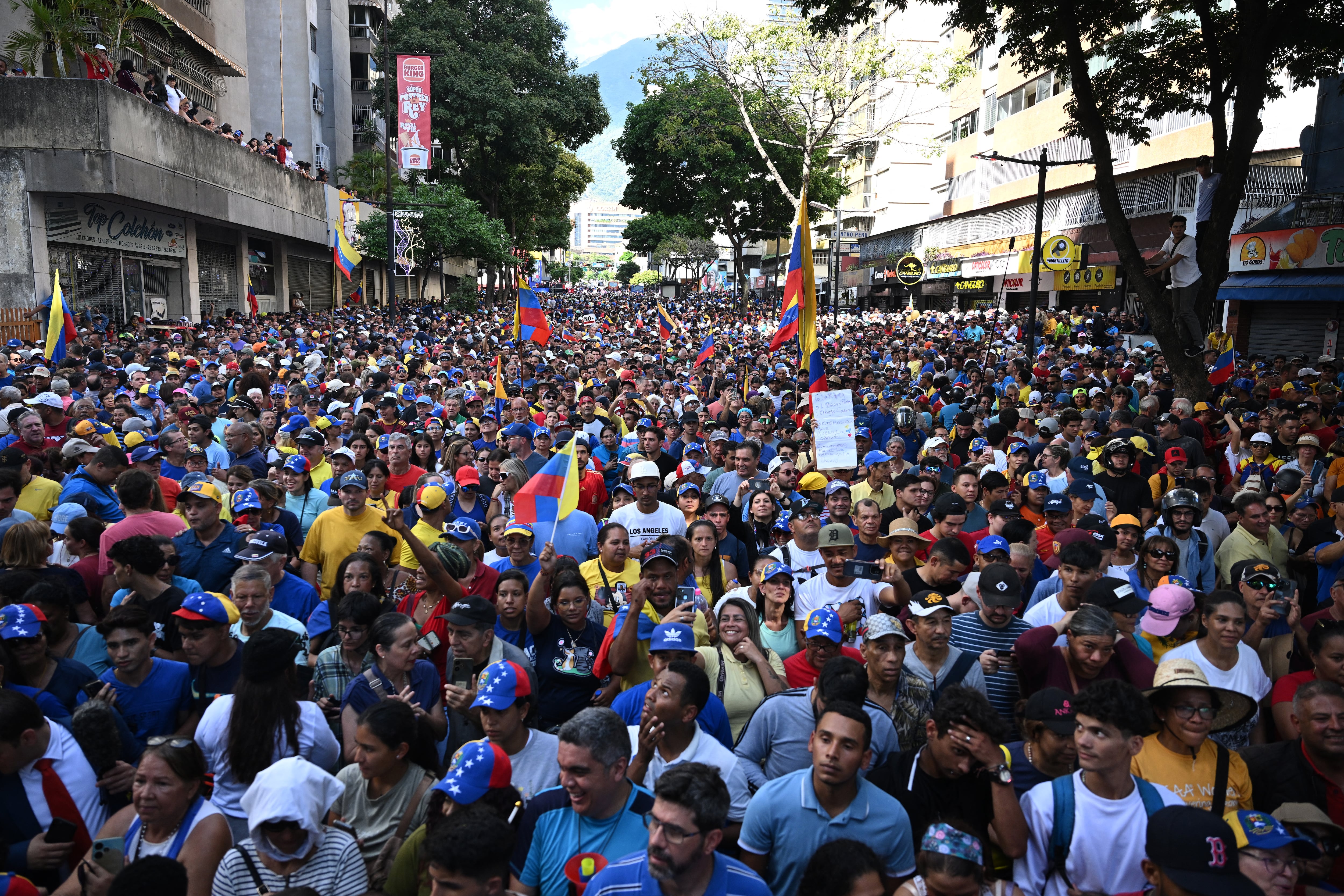 Multitud de seguidores espera la llegada de María Corina Machado durante una protesta en Caracas el 9 de enero de 2025, convocada en vísperas de la controvertida investidura presidencial de Nicolás Maduro.