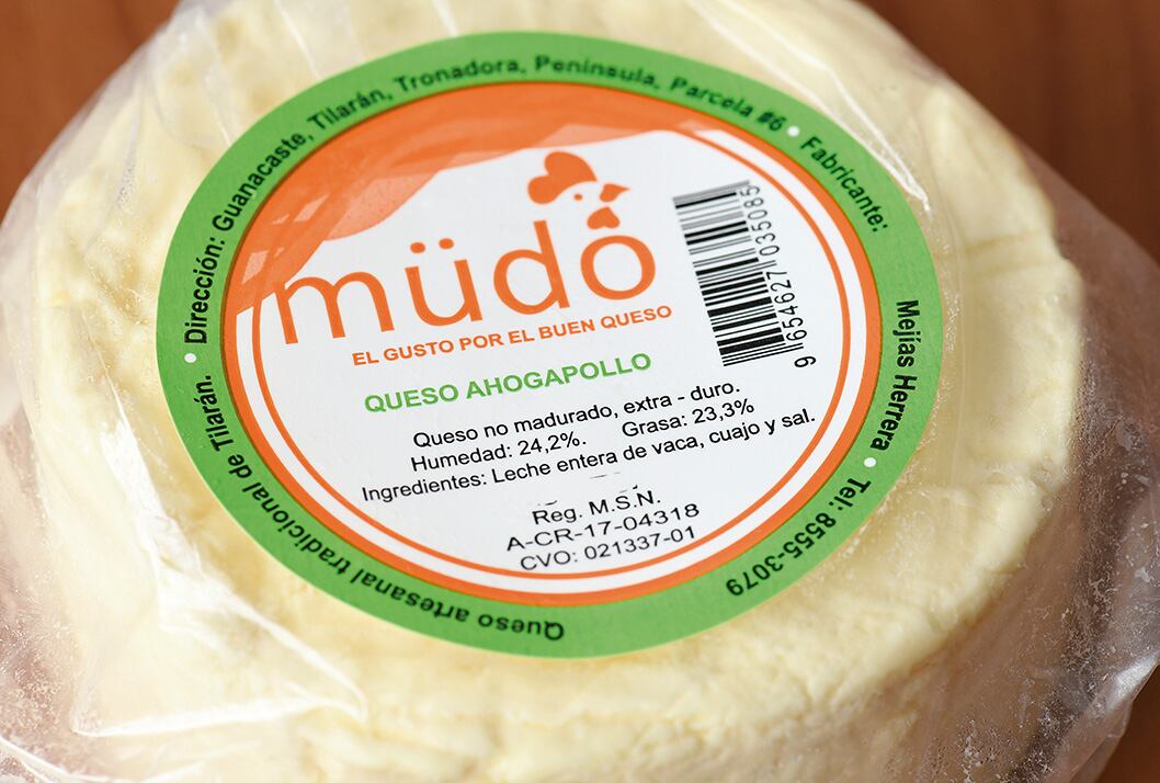 El aroma agrio, el sabor ácido y las texturas firmes son característicos del queso Ahoga pollo.