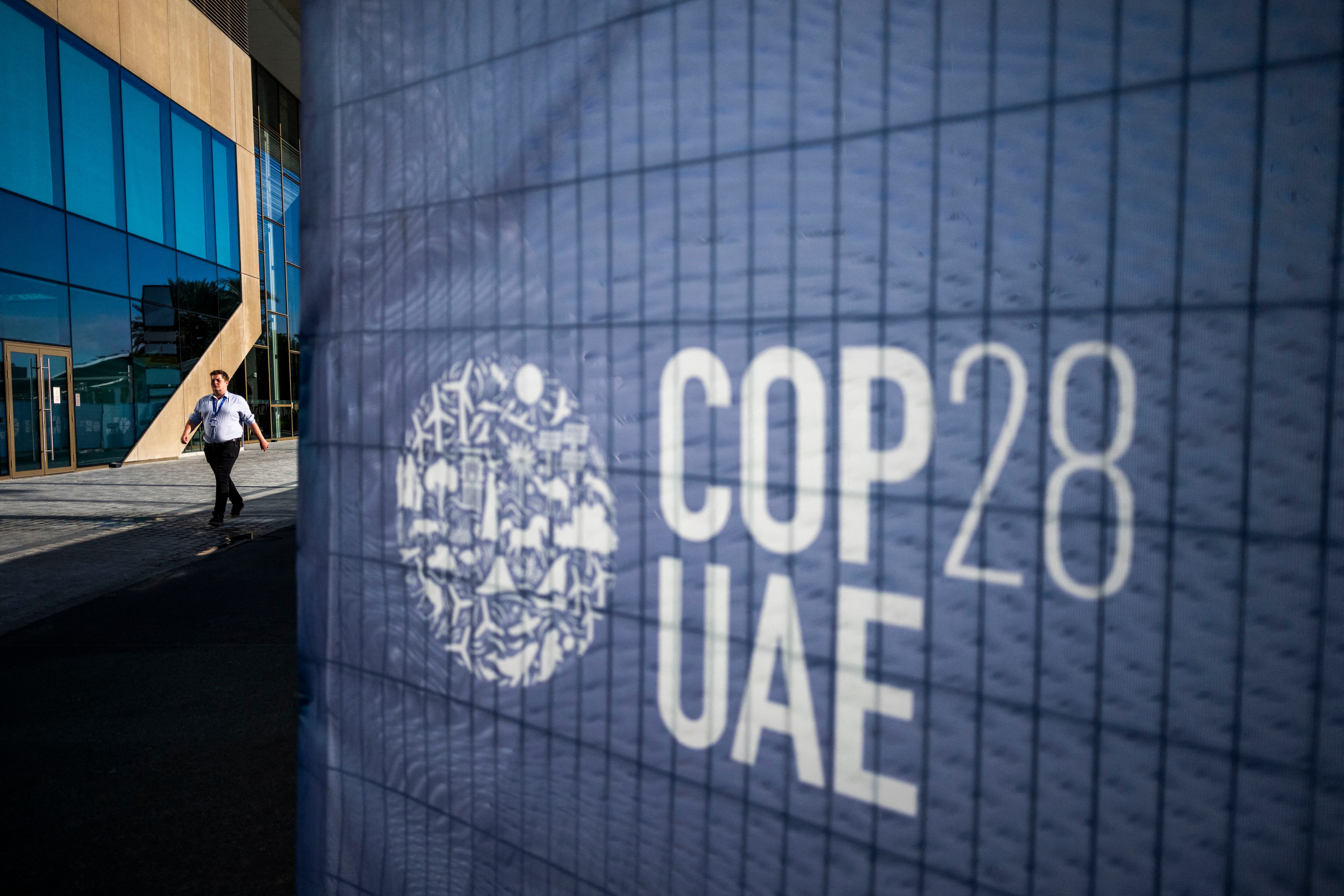 La COP28 en Dubái cuenta con la participación de cerca de 97,000 inscritos, más del doble en comparación con la conferencia anterior, poniendo a prueba la cooperación internacional en la lucha contra el cambio climático.