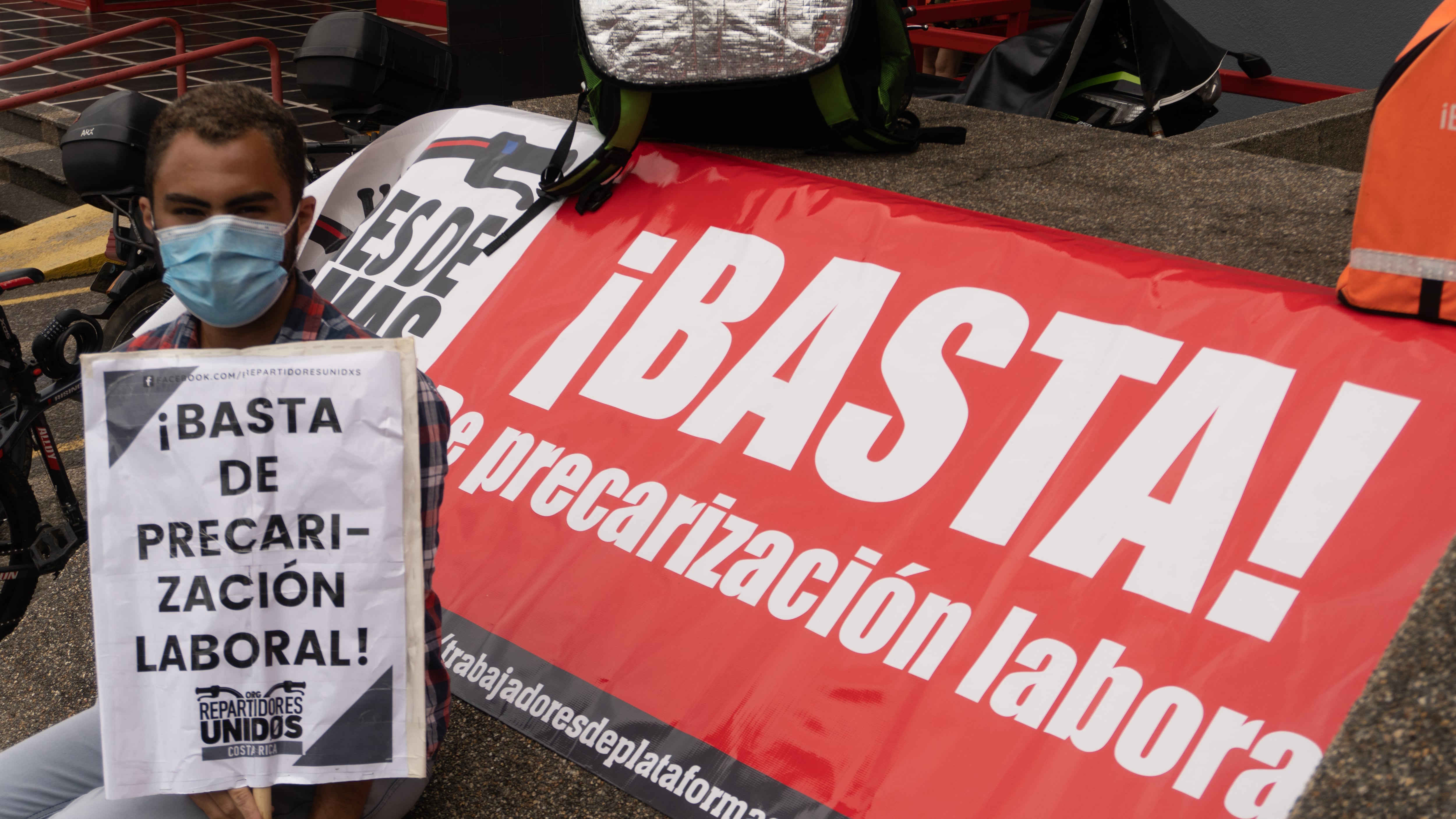 La bronca entre quienes reparten comida y las plataformas digitales PedidosYa y Rappi se calentó más entre la mañana y la tarde de este 14 de junio cuando las empresas fueron denunciadas ante los ministerios de Trabajo y el de Salud.