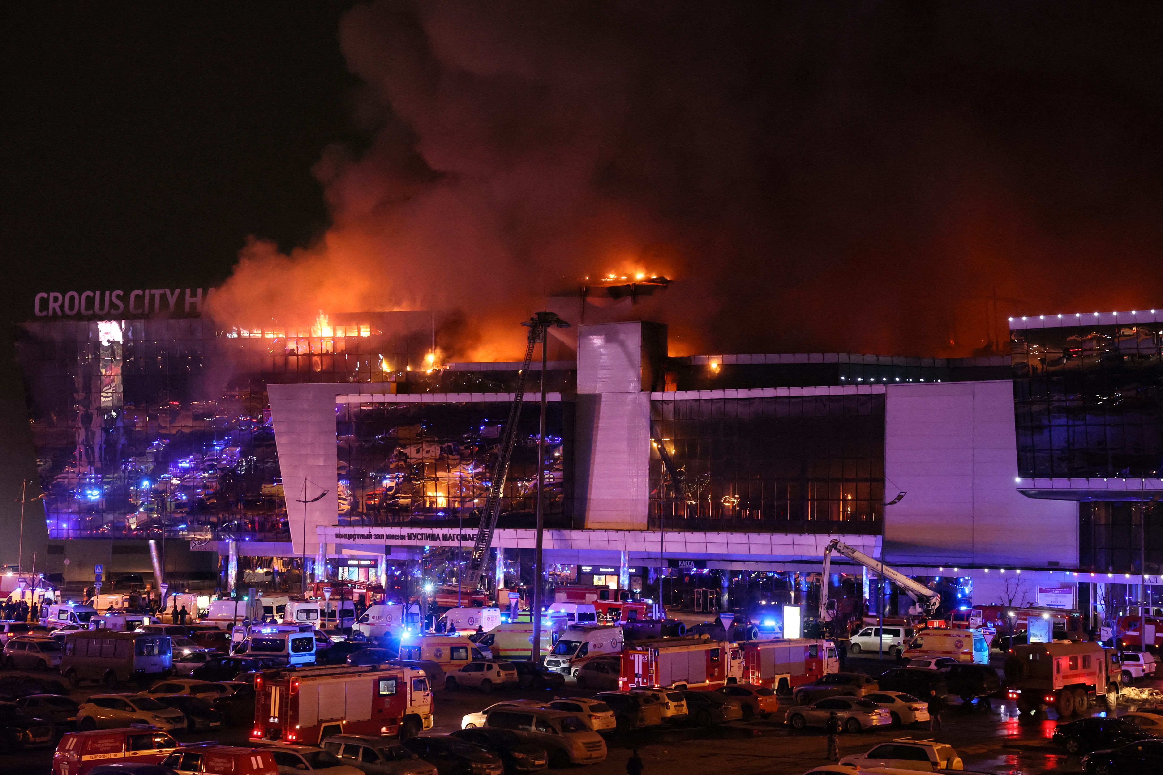 Hombres armados abrieron fuego en una sala de conciertos, dejando muertos y heridos. Un gran incendio se extendió por el edificio, informaron el alcalde de Moscú y las agencias de noticias rusas.