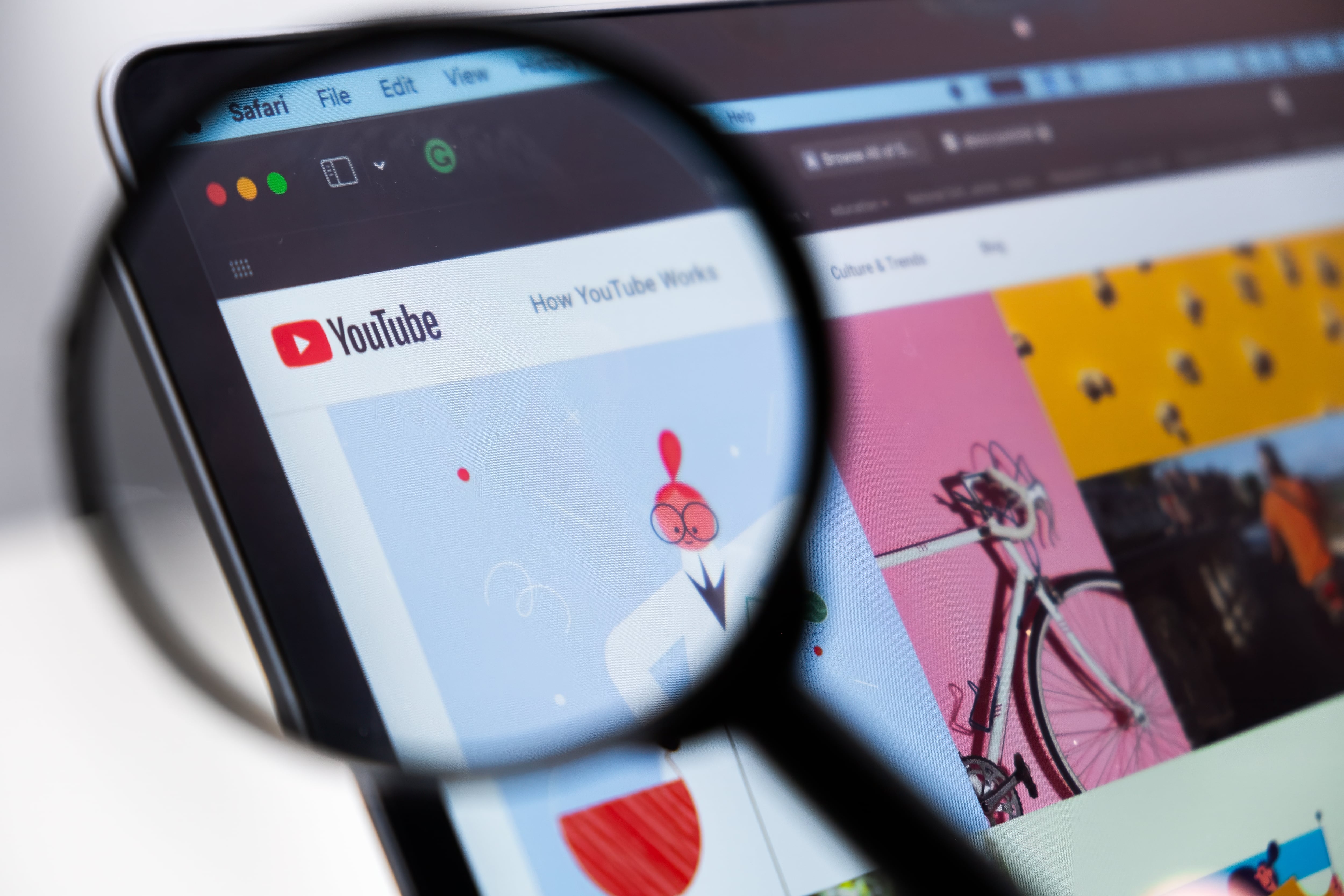 YouTube es la plataforma preferida por los creadores de contenido consultados debido a la monetización que ofrece.
