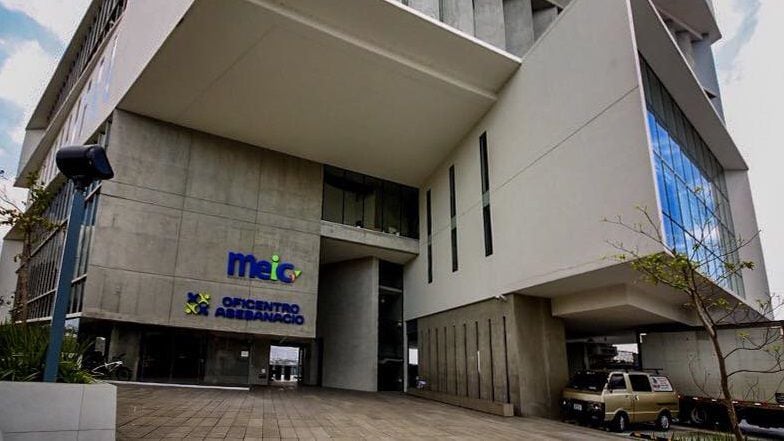 Vista exterior del edificio del Ministerio de Economía, Industria y Comercio (MEIC) en Costa Rica, relacionado con el proyecto de ley que busca ampliar su competencia en la supervisión de servicios financieros.
