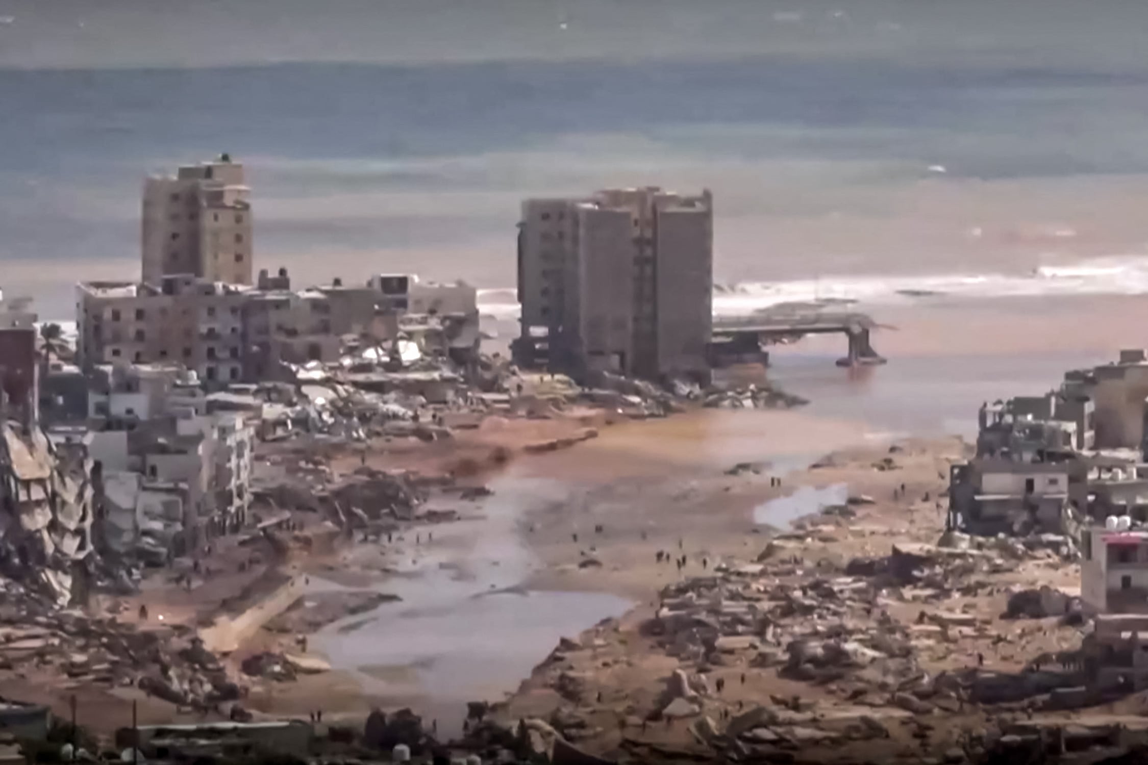 Esta imagen extraída de imágenes publicadas en las redes sociales por el canal de televisión libio al-Masar el 13 de septiembre muestra una vista aérea de los grandes daños causados por las inundaciones después de que la tormenta mediterránea "Daniel" azotara la ciudad de Derna