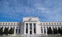 Reserva Federal mantendrá las tasas estables ante la guerra en Medio Oriente