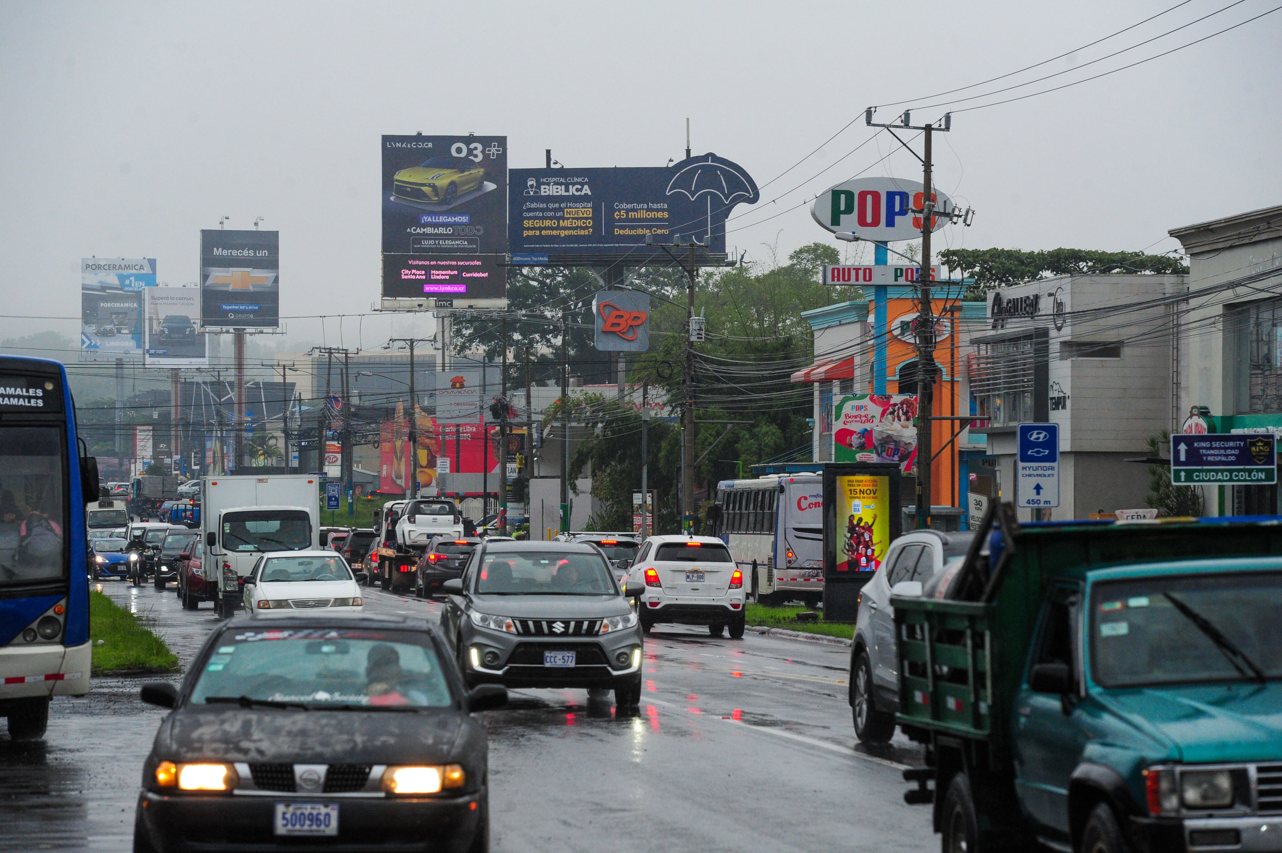 Fotos del desarrollo comercial en la radial de Lindora