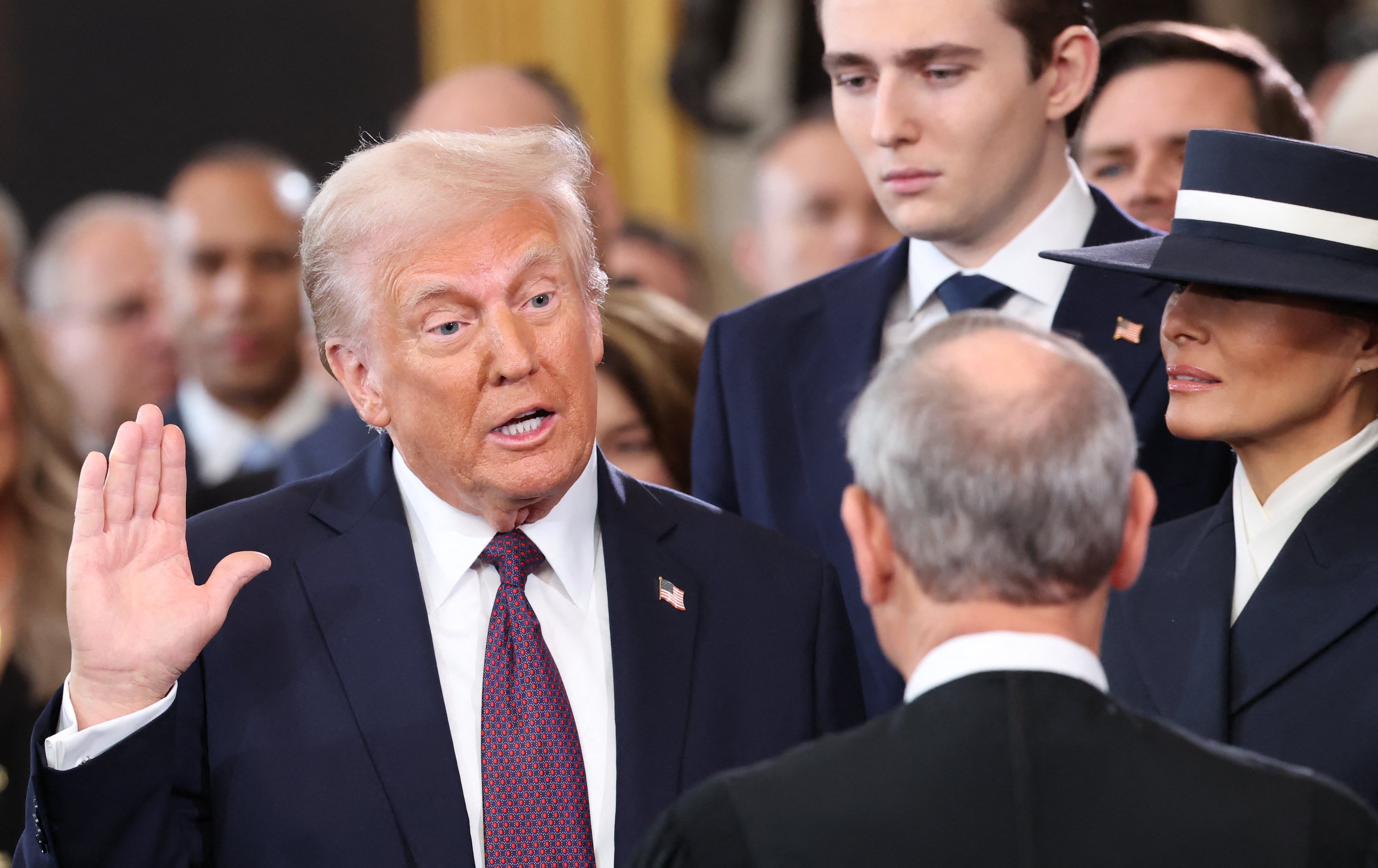 Donald Trump es juramentado como el 47º presidente de los Estados Unidos por el presidente de la Corte Suprema John Roberts mientras Melania Trump sostiene la Biblia durante la 60ª inauguración presidencial en la Rotonda del Capitolio de los Estados Unidos en Washington.