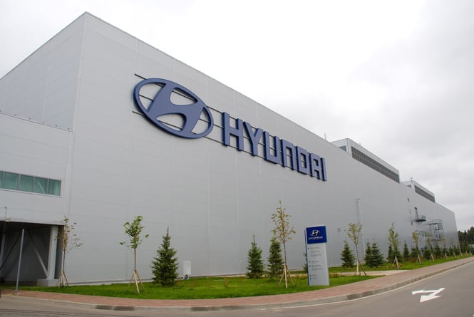 Agentes de inmigración realizaron operativo en una planta de Hyundai en Georgia, donde fueron detenidos cientos de trabajadores, la mayoría ciudadanos surcoreanos, por supuestas prácticas laborales ilegales.