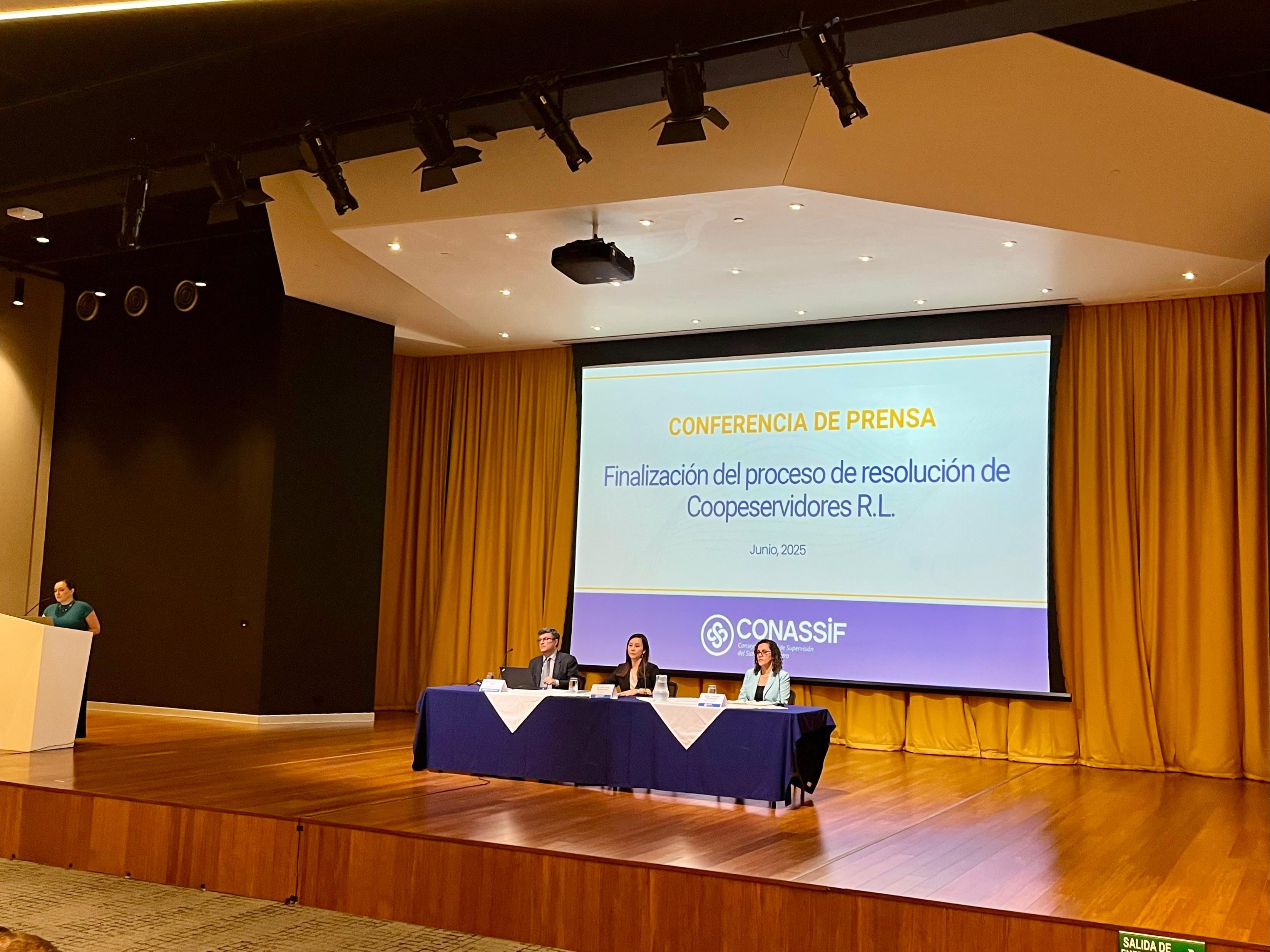 Marco Hernández Ávila, administrador de la resolución; Yin Len Hong Monteverde, presidenta de Conassif y Hazel Valverde Richmond, jerarca de la Superintendencia General de Entidades Financieras (Sugef) durante la conferencia de la finalización del proceso.