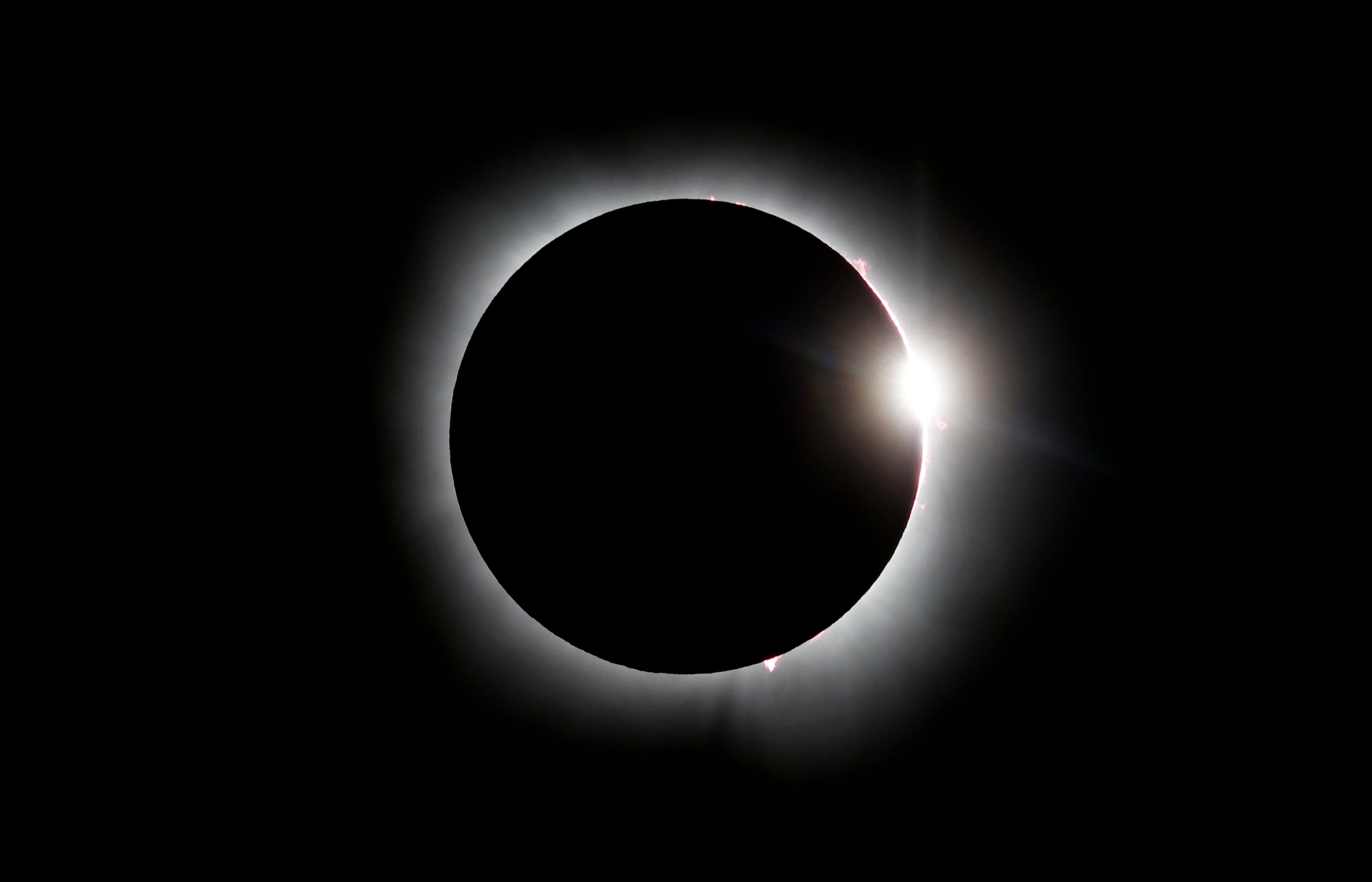 Momento cuando la luna eclipsó al sol este 8 de abril desde Fort Worth, Texas en Estados Unidos. Millones de personas acudieron en masa a distintas áreas en Norteamérica por donde se vivió la oscuridad total de unos minutos provocada por ese fenómeno natural. Fotografía: