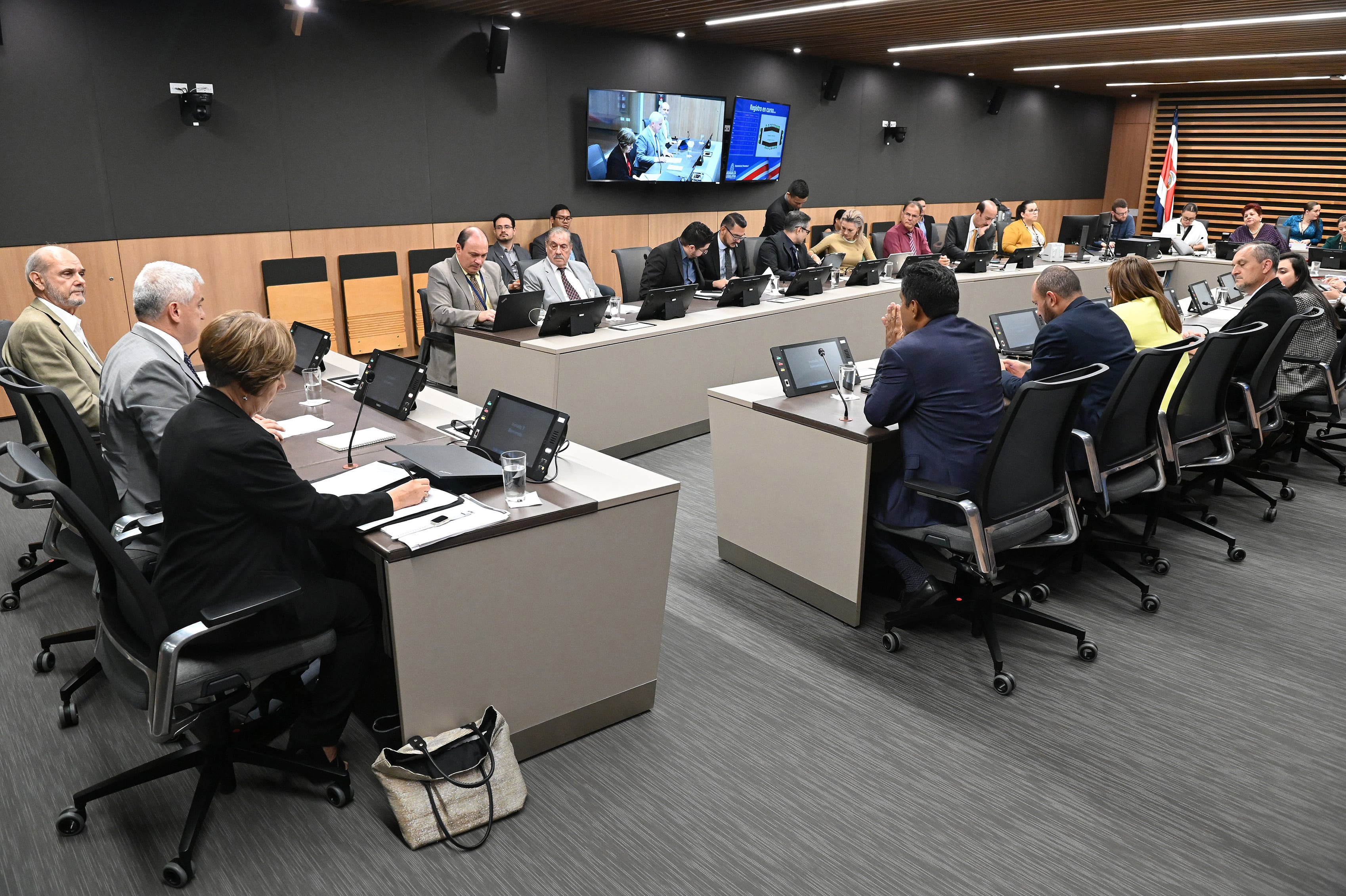 27 de setiembre del 2023. Asamblea Legislativa, San José. 18:00 hrs. Miembros de la junta directiva del Banco Central de Costa Rica (BCCR) compareció ante la comisión legislativa de Ingreso y Gasto Público que investiga la solicitud de información sensible de parte del banco acerca de los costarricenses. En la foto: Jorge Guardia (primer plano) y Max Soto; directivos el banco. Foto Albert Marín para Economía de La Nación.