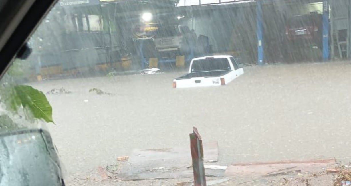 Este taller, así como locales comerciales, escuelas, clínicas y viviendas de Cañas fueron afectados por las lluvias a raíz del giro centroamericano. Foto: Cortesía Guana/Noticias.