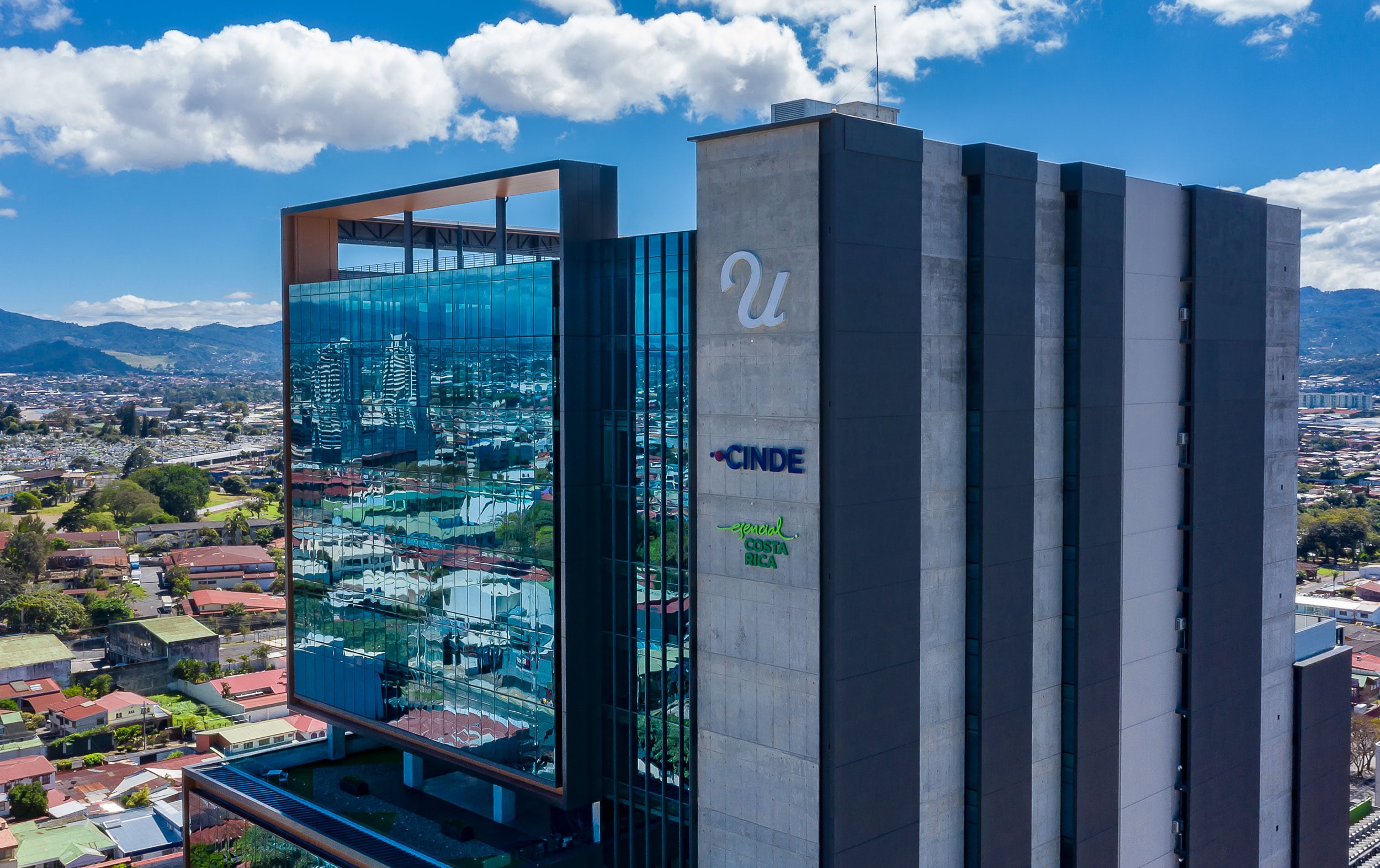 Cinde, la agencia de atracción de inversión extranjera que tiene sus instalaciones en Torre Universal, alcanzó una atracción de 28 proyectos de inversión durante los primeros 9 meses del año, alcanzando un 74% de la meta de 38 empresas que proyectó el año anterior para el 2023. Fotografía de Cortesía: