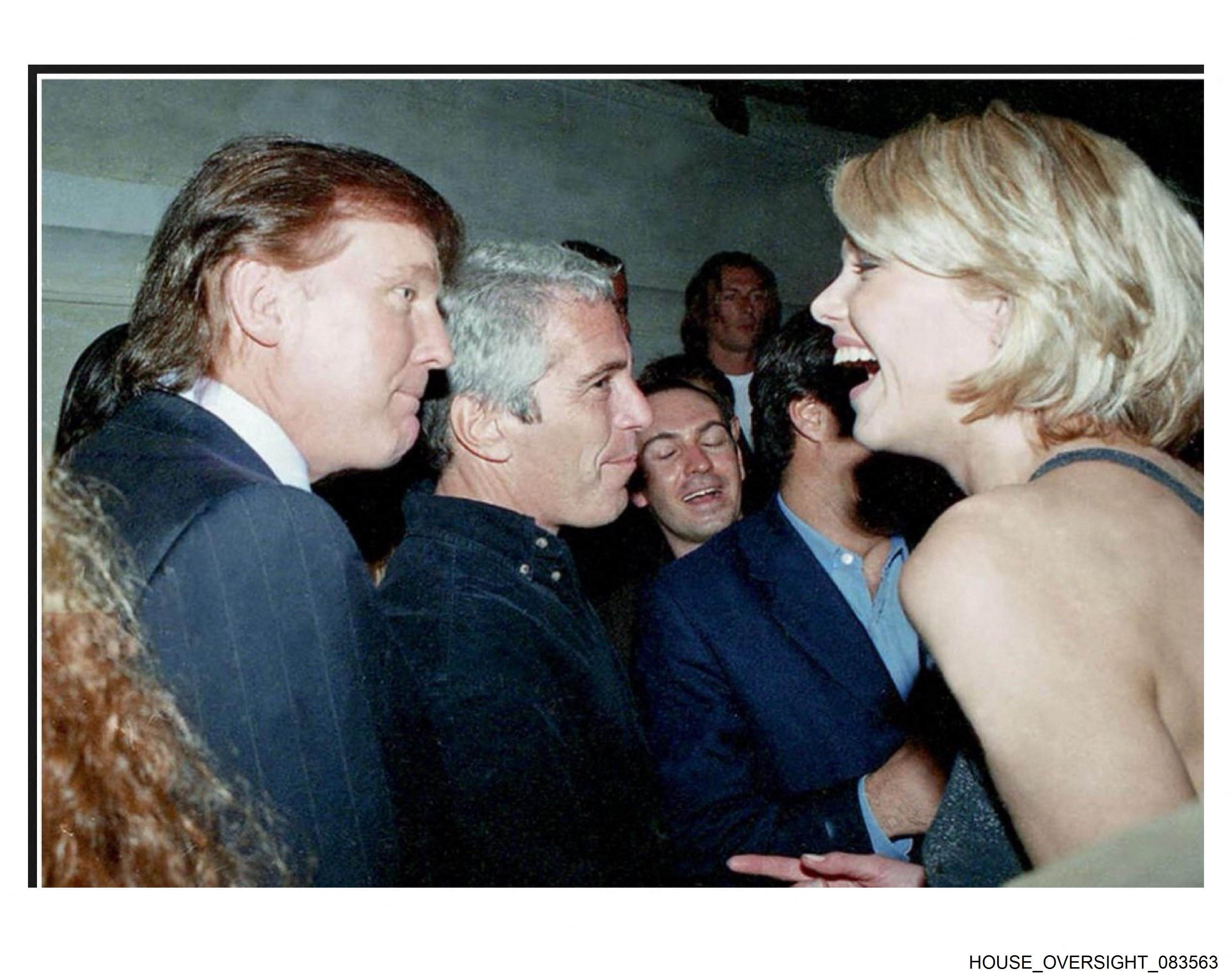 Los demócratas publicaron 19 nuevas fotografías que relacionan a Jeffrey Epstein con figuras reconocidas, incluidos Trump y Clinton.