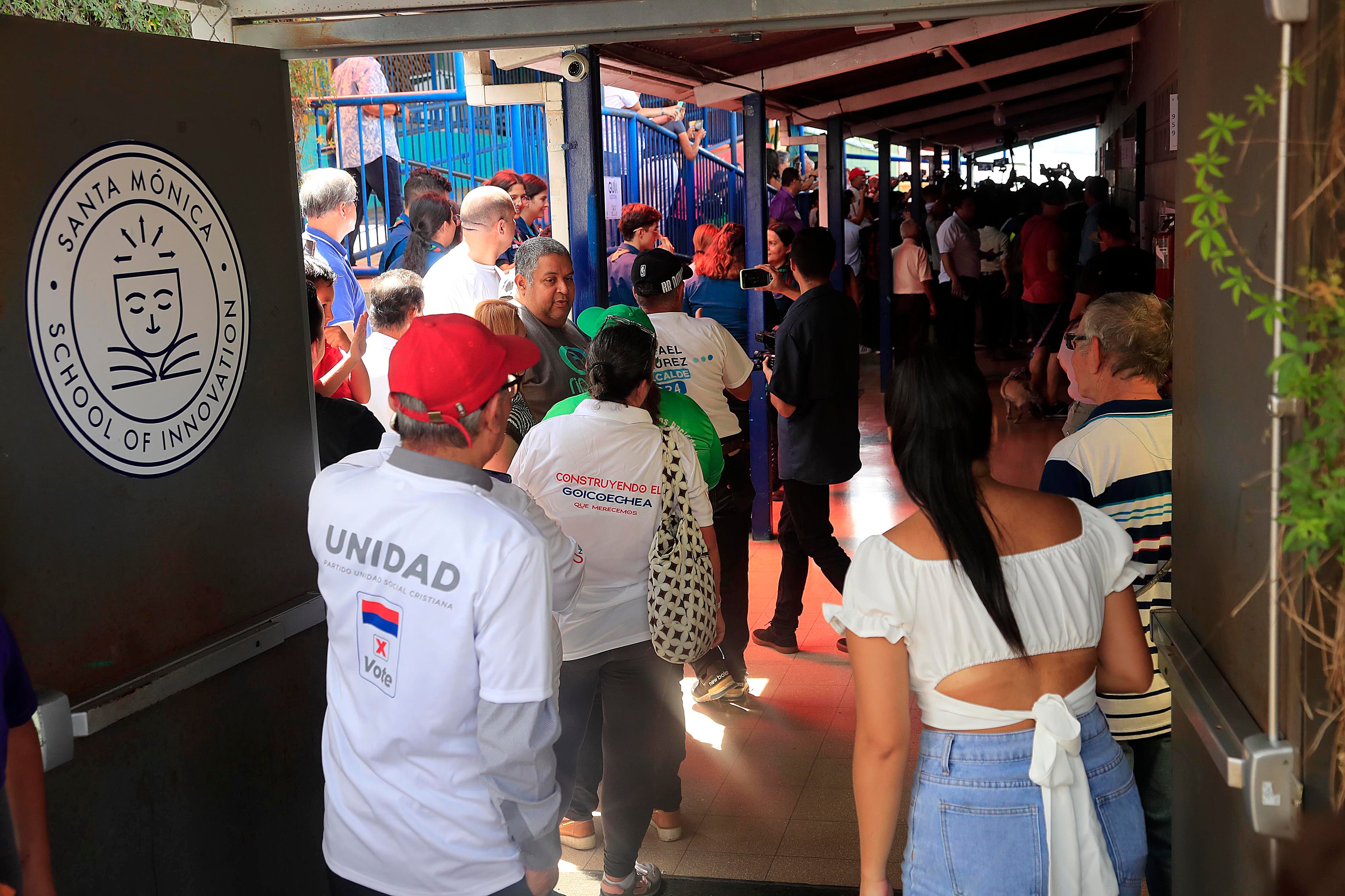 04/02/2024 Escuela Santa Mónica, El Encanto, Calle Blancos. Este domingo, se celebran las elecciones municipales para elegir 6.212 puestos en 84 cantones. Alcaldes, vicealcaldes, regidores y síndicos, entre otros, llegarán al poder en los comicios municipales. A las 12:00 m.d. ejerció su derecho al voto el presidente de la Repúblcia, Rodrigo Chaves.