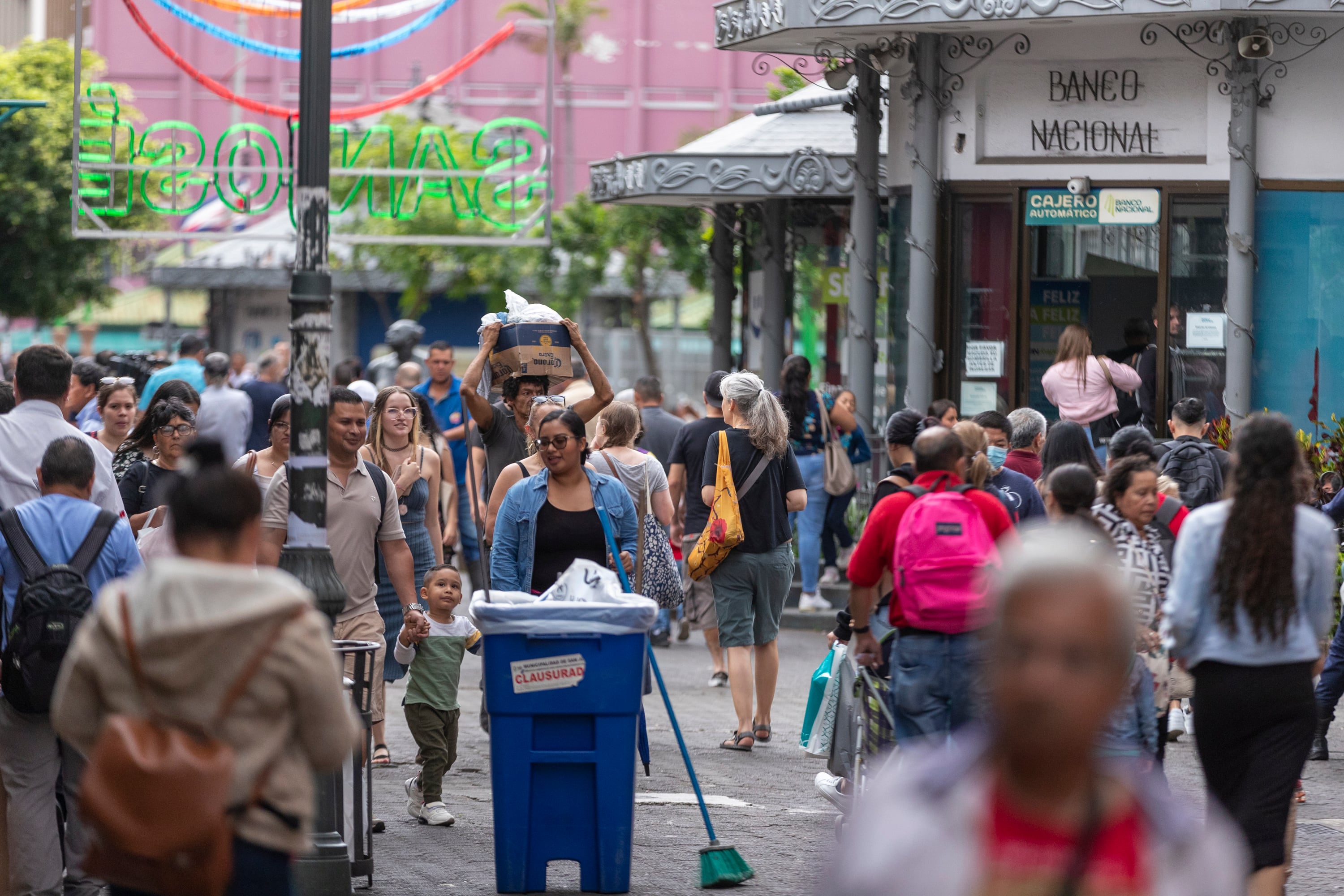 24/11/2023, San José, Avenida Central, recorrido para ver como están las ventas de loteria nacional y las compras navideñas de este año.