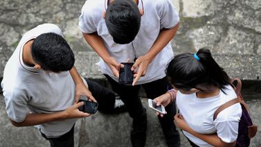¿Y si los alumnos dejan los celulares fuera del aula? Francia prueba la “pausa digital”