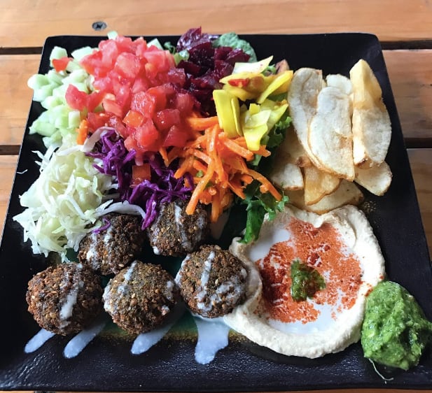 Manuel Antonio Falafel Bar con su menú de falafel y ensalada. Foto: Tripadvisor.
