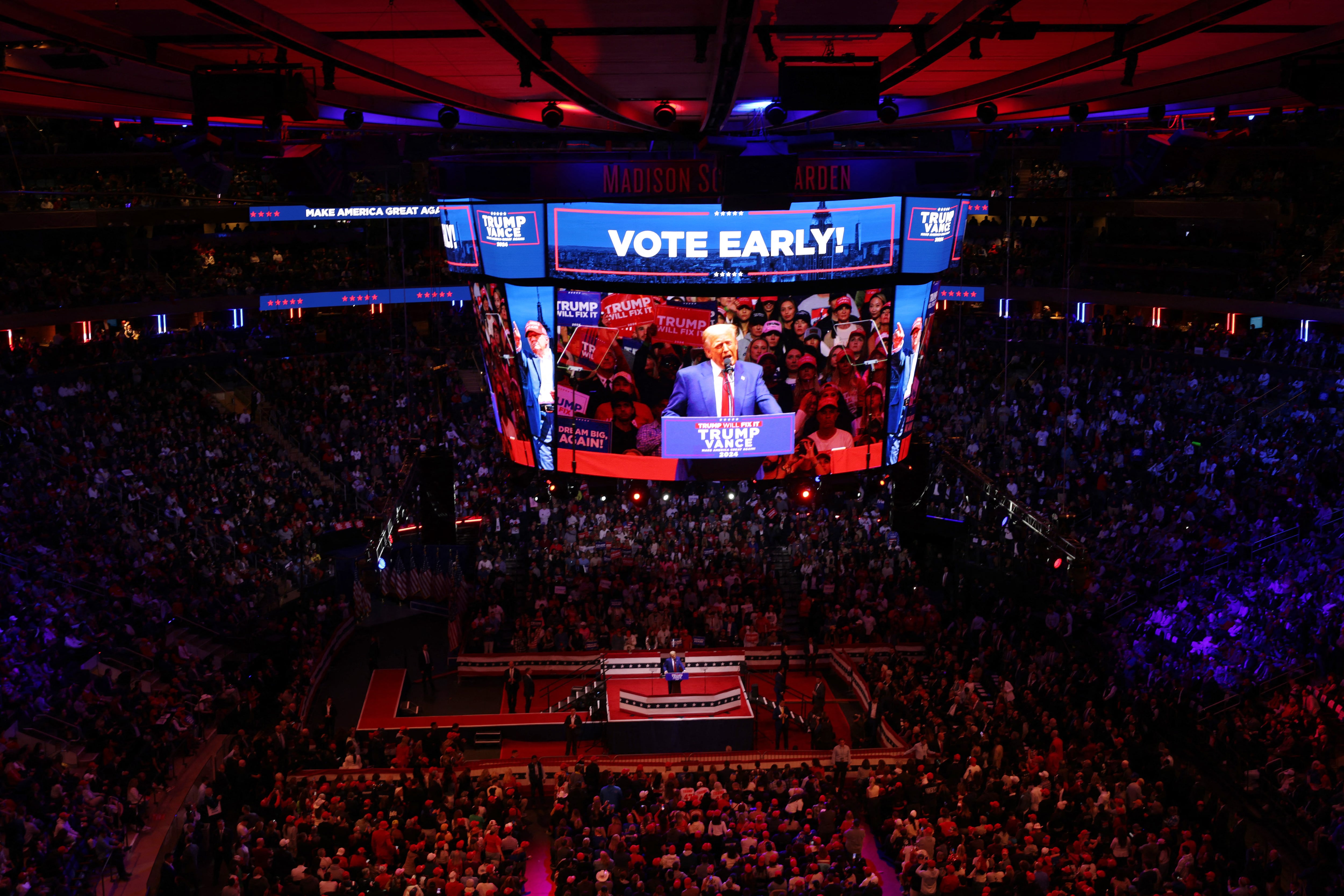El candidato presidencial republicano y expresidente de los Estados Unidos Donald Trump habla en un mitin de campaña en el Madison Square Garden.