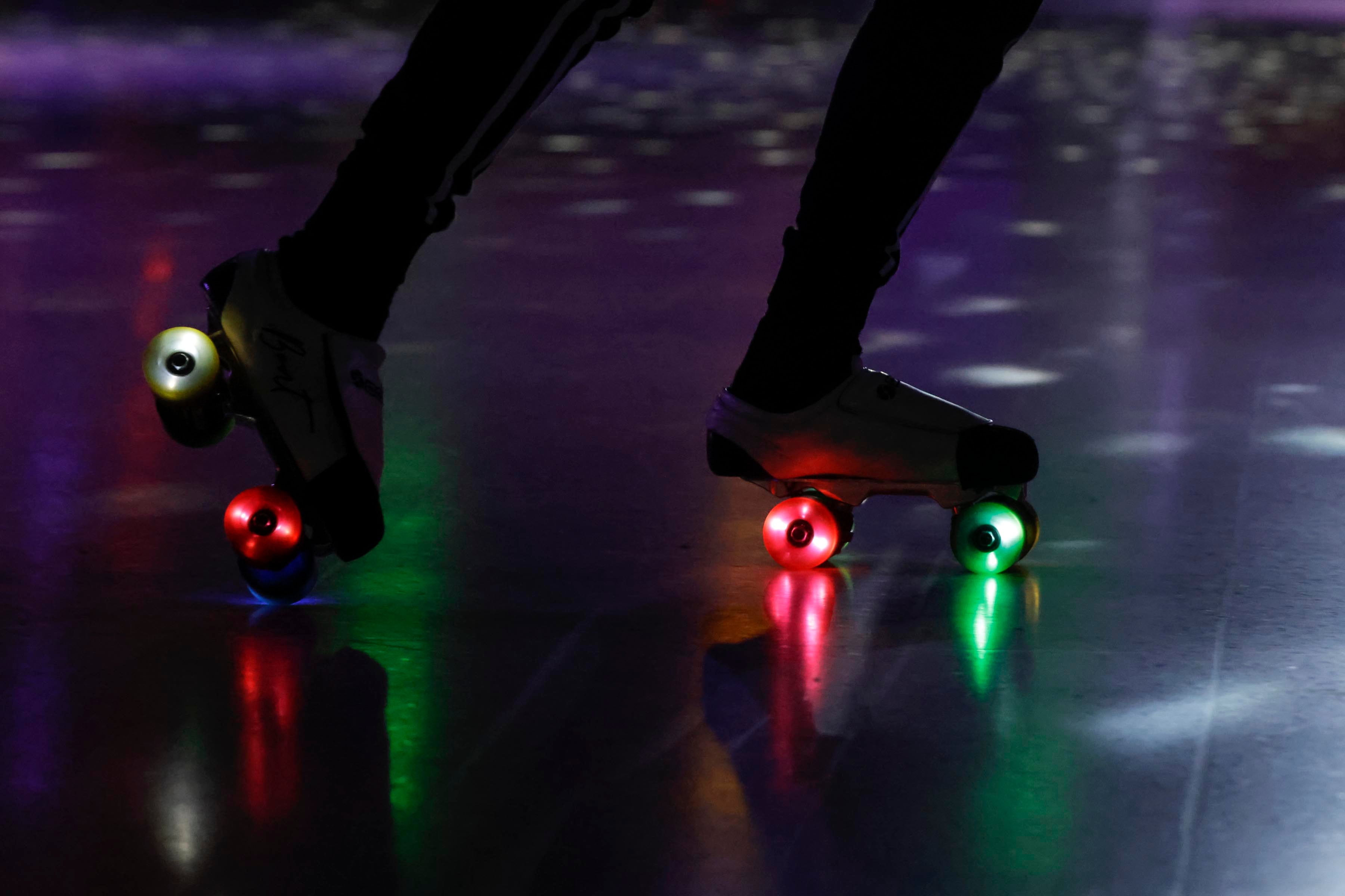 31/08/2023. Salón de Patines Music, San Pedro de Montes de Oca. Hora: 07:00 p.m. Fotografías del Salón de Patines Music, ubicado en San Pedro de Montes de Oca, donde decenas van en la noche a patinar solos o acompañados y a realizar juegos amenizados por el DJ José María Calderón y el animador Manuel Barboza. Fotos: Mayela López