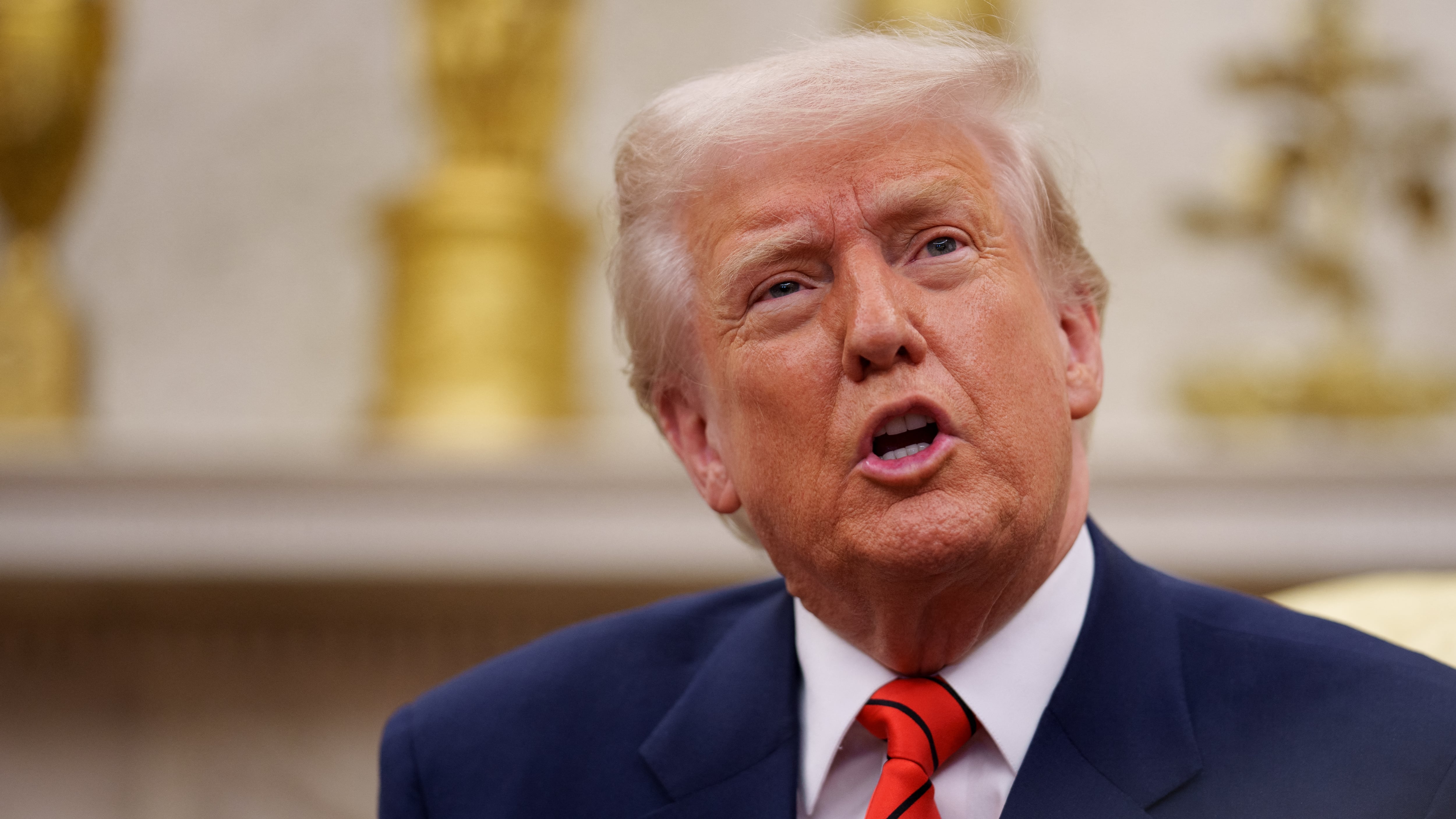 El presidente de Estados Unidos, Donald Trump, ha recortado miles de millones en subsidios estatales, lo que provocará el despido de más de 2.000 empleados en la Universidad Johns Hopkins. Foto: Andrew Harnik/AFP