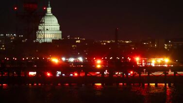 Un avión con 64 personas chocó con un helicóptero militar en Estados Unidos: ¿qué se sabe hasta ahora?