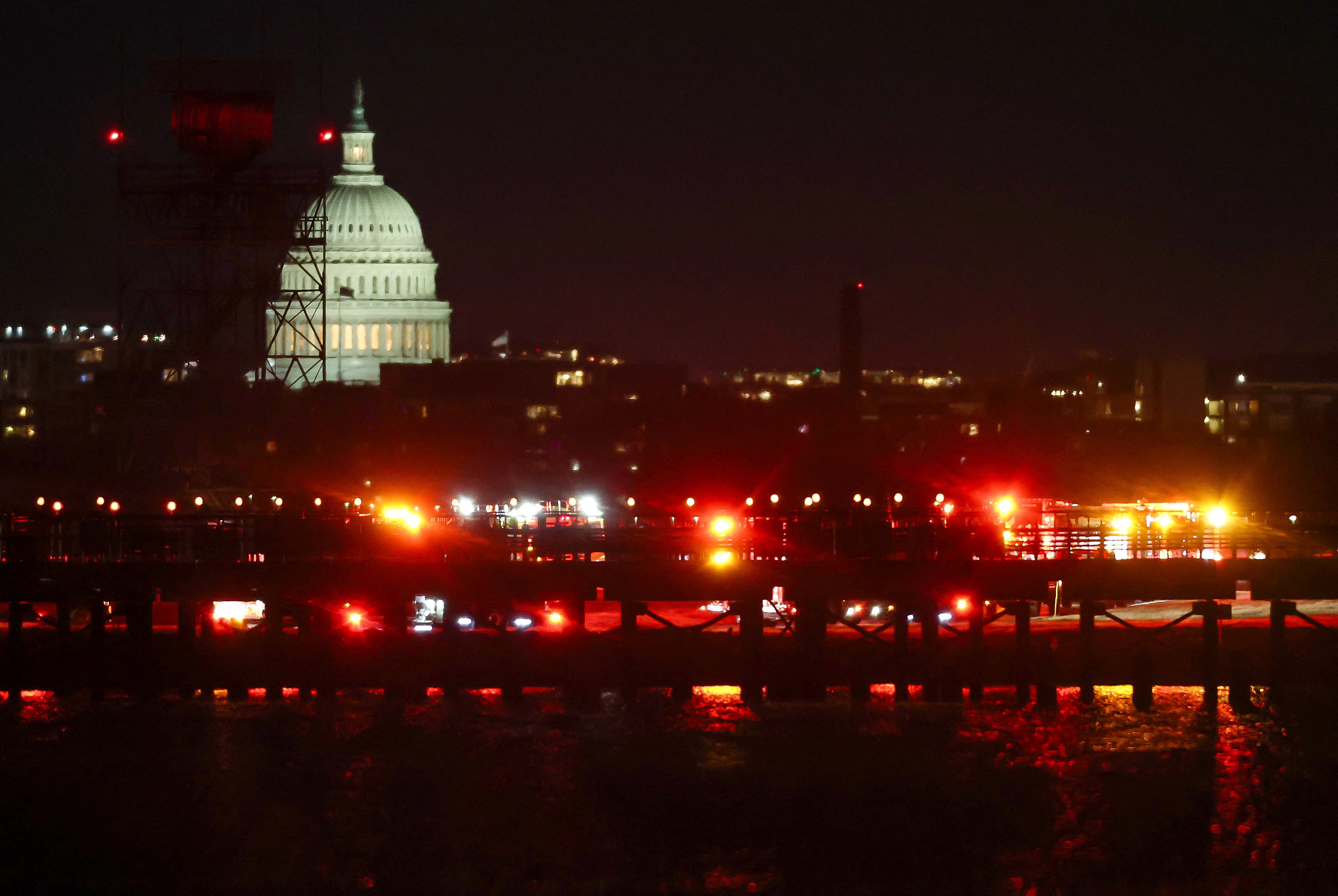Unidades de respuesta a emergencias se reúnen en la pista mientras se llevan a cabo operaciones de búsqueda y rescate en el río Potomac, en el aeropuerto Ronald Reagan (Foto: WIN MCNAMEE / GETTY IMAGES NORTH AMERICA / Getty Images via AFP)