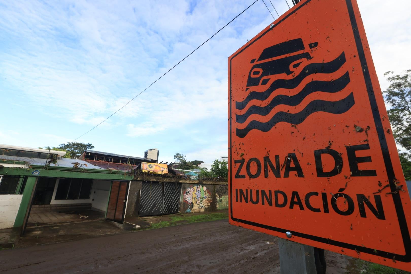 Sin descanso y con pérdidas cuantiosas es como amanecieron los vecinos de barrio Dent en San Pedro de Montes de Oca, consecuencia de las devastadoras inundaciones de la tarde y noche de este jueves 16 de octubre. Foto: Rafael Pacheco