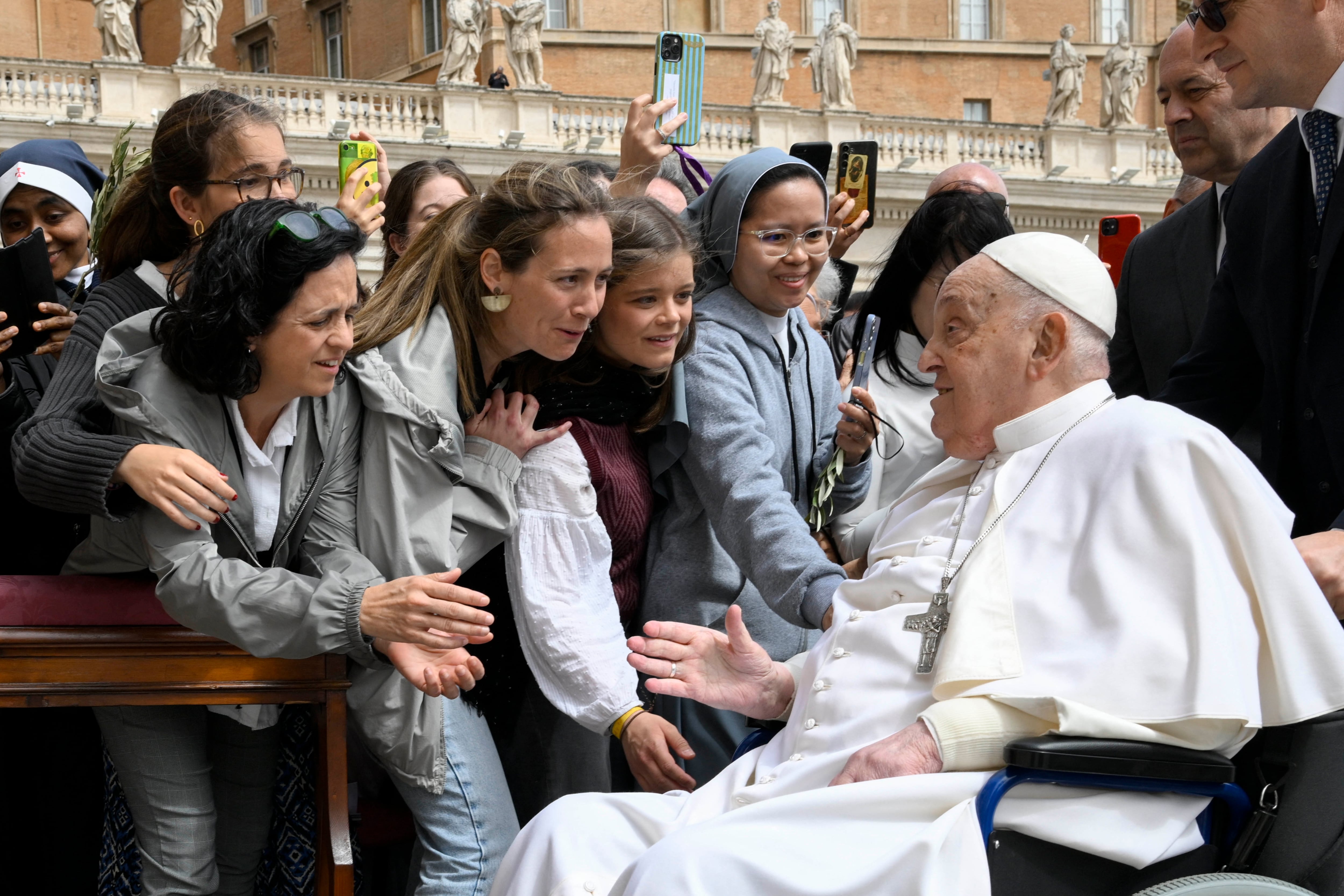 Papa Francisco saluda a los fieles.