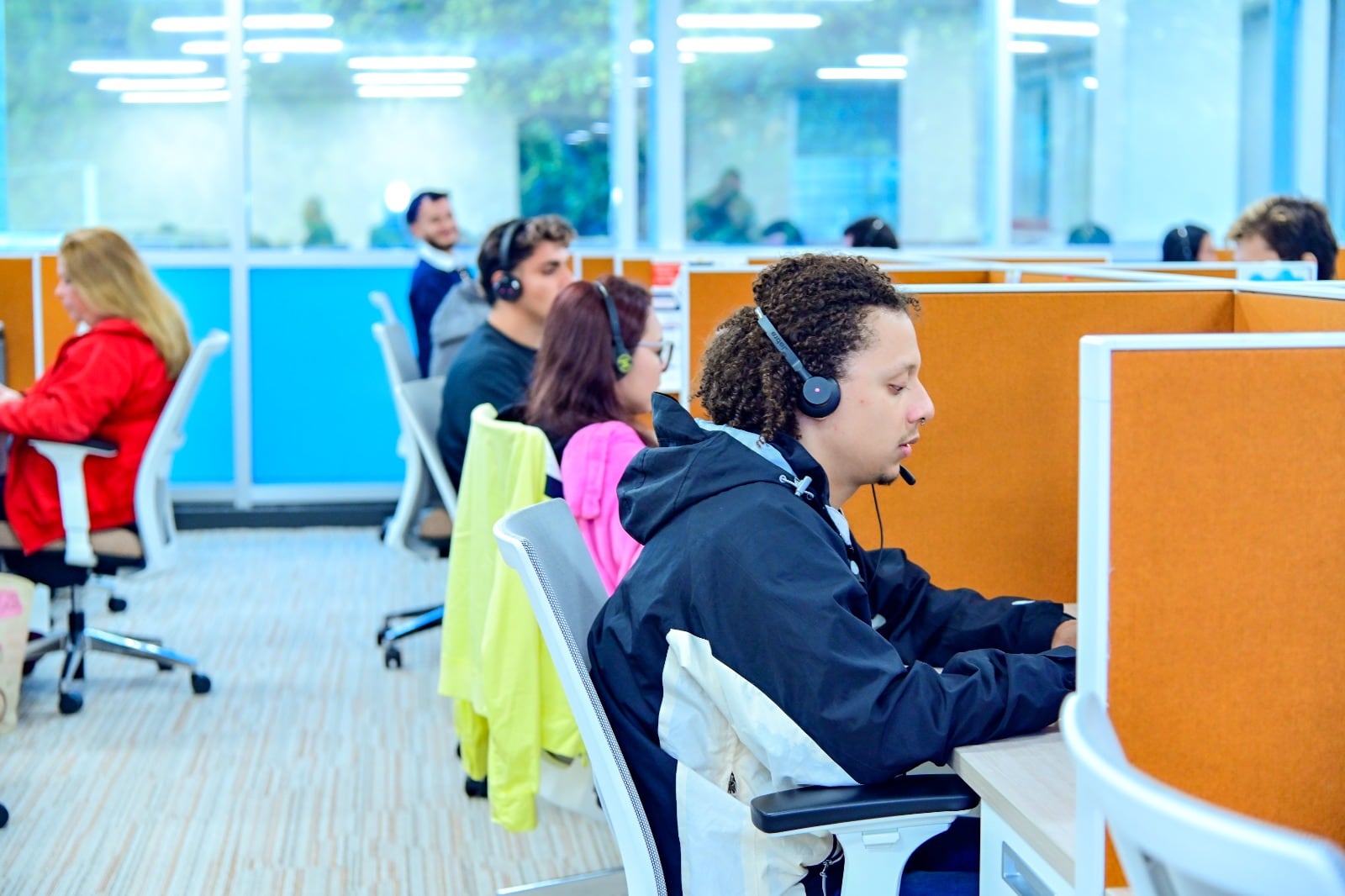 Movate cuentra con tres centros de servicios en Costa Rica, desde los cuales ofrece servicios digitales, soporte técnico y experiencia del cliente en cinco idiomas diferentes.