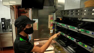 Burger King, Juan Valdez Café, Domino’s Pizza, Arby’s y Popeyes tienen 250 puestos de empleo disponibles. Vea dónde aplicar