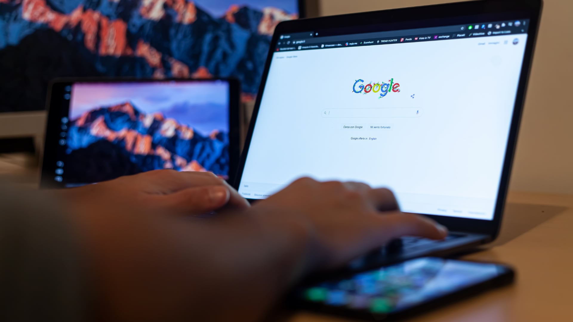 Google financiará un programa para formar a cineastas en IA, con alianzas estratégicas y recursos educativos gratuitos.