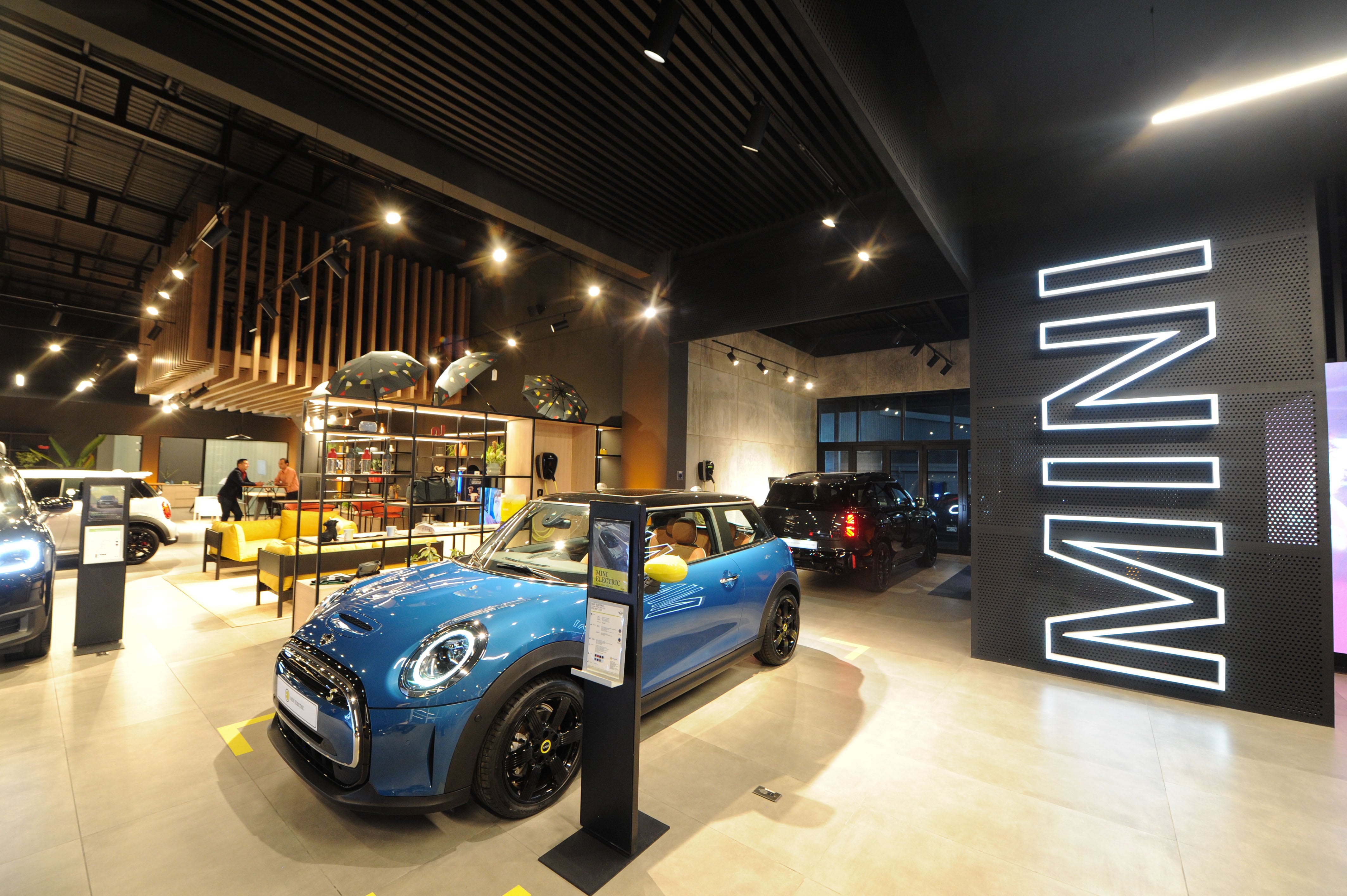 Entre las facilidades que ofrecen las nuevas salas de BMW y MINI a sus clientes se incluyen una estación de carga media y dos de carga rápida para vehículos eléctricos. Fotografía Marvin Caravaca.