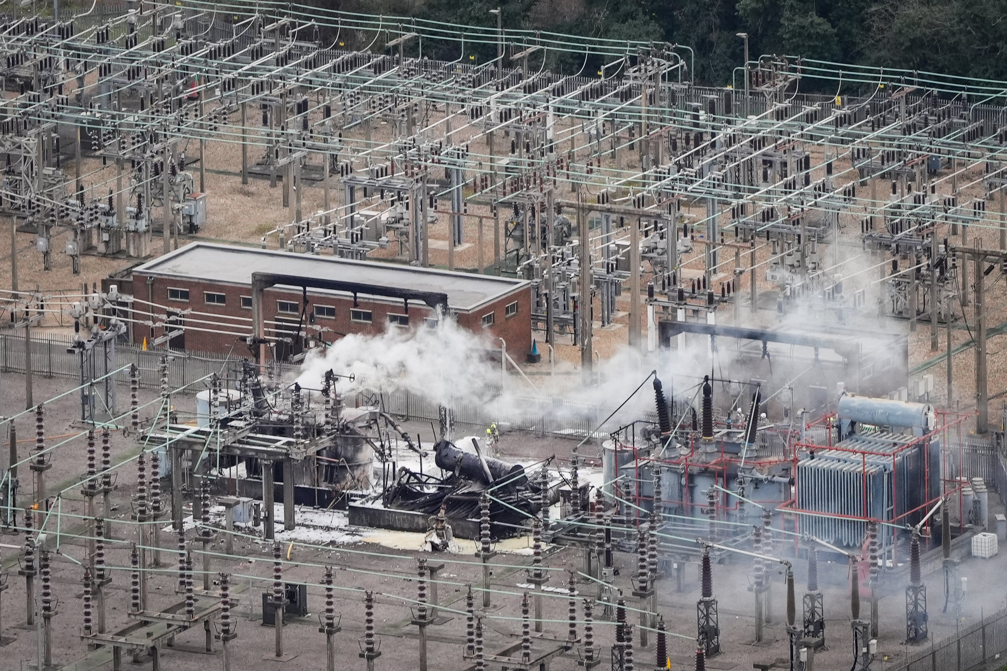 Vista aérea de Heathrow tras el incendio – Fotografía aérea del 21 de marzo de 2025 muestra aviones estacionados en la pista del aeropuerto de Heathrow tras su cierre por un incendio en una subestación eléctrica que suministraba energía a la terminal.