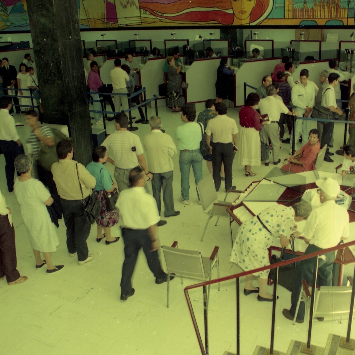 Personas acudieron al banco a retirar su dinero cuando se ordenó la intervención del Banco Anglo en junio de 1994.