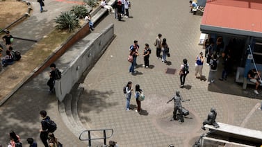 ¿A qué edad se gradúan los costarricenses de la universidad y cuándo sacan su posgrado?