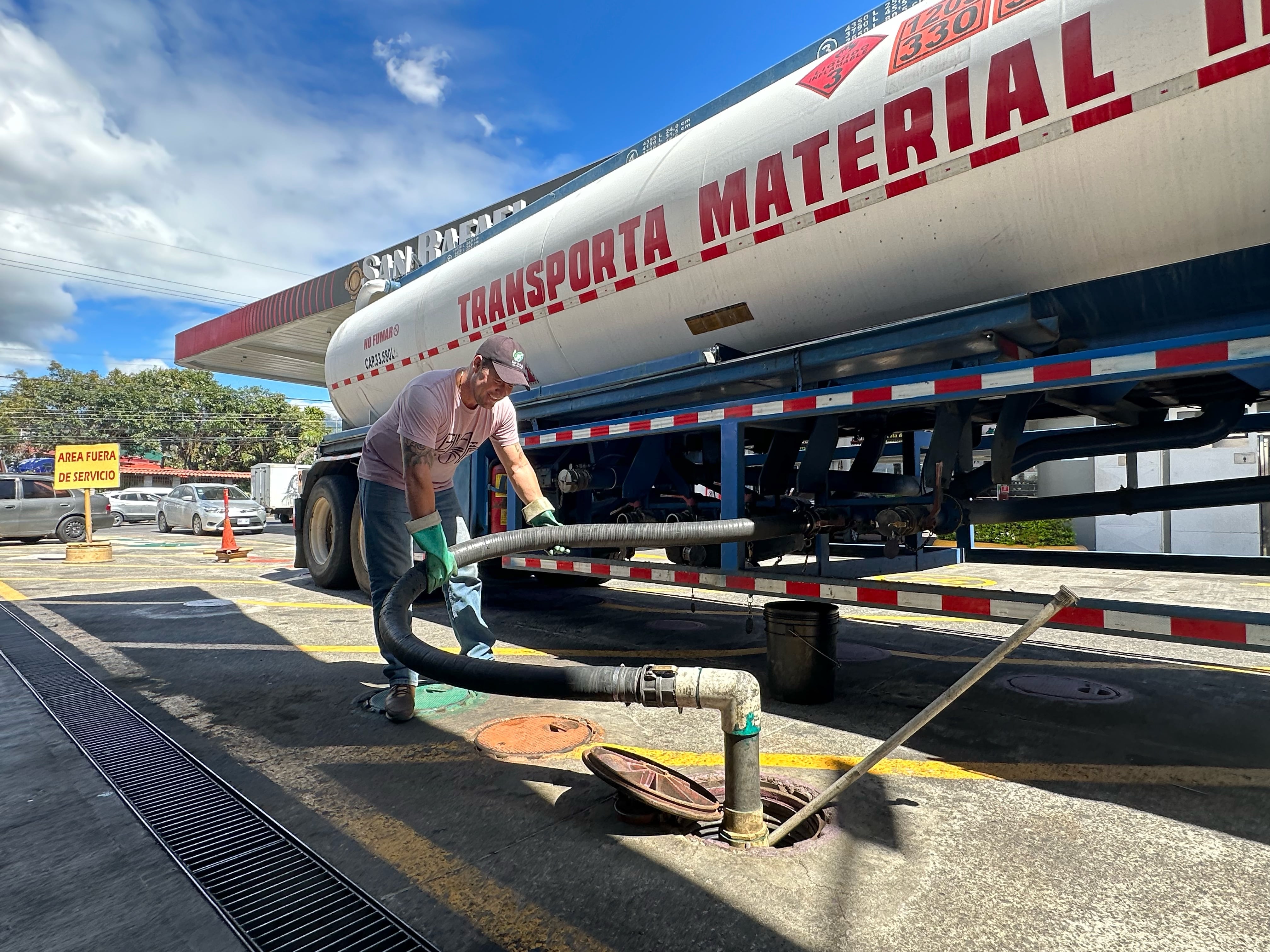 06/01/2023/ Jose Araya operando un camión cisterna suministrando gasolina a la Estación de Servicio San Rafael de Heredia / imagen para ilustrar baja o alza de de gasolina en el país / Foto John Durán