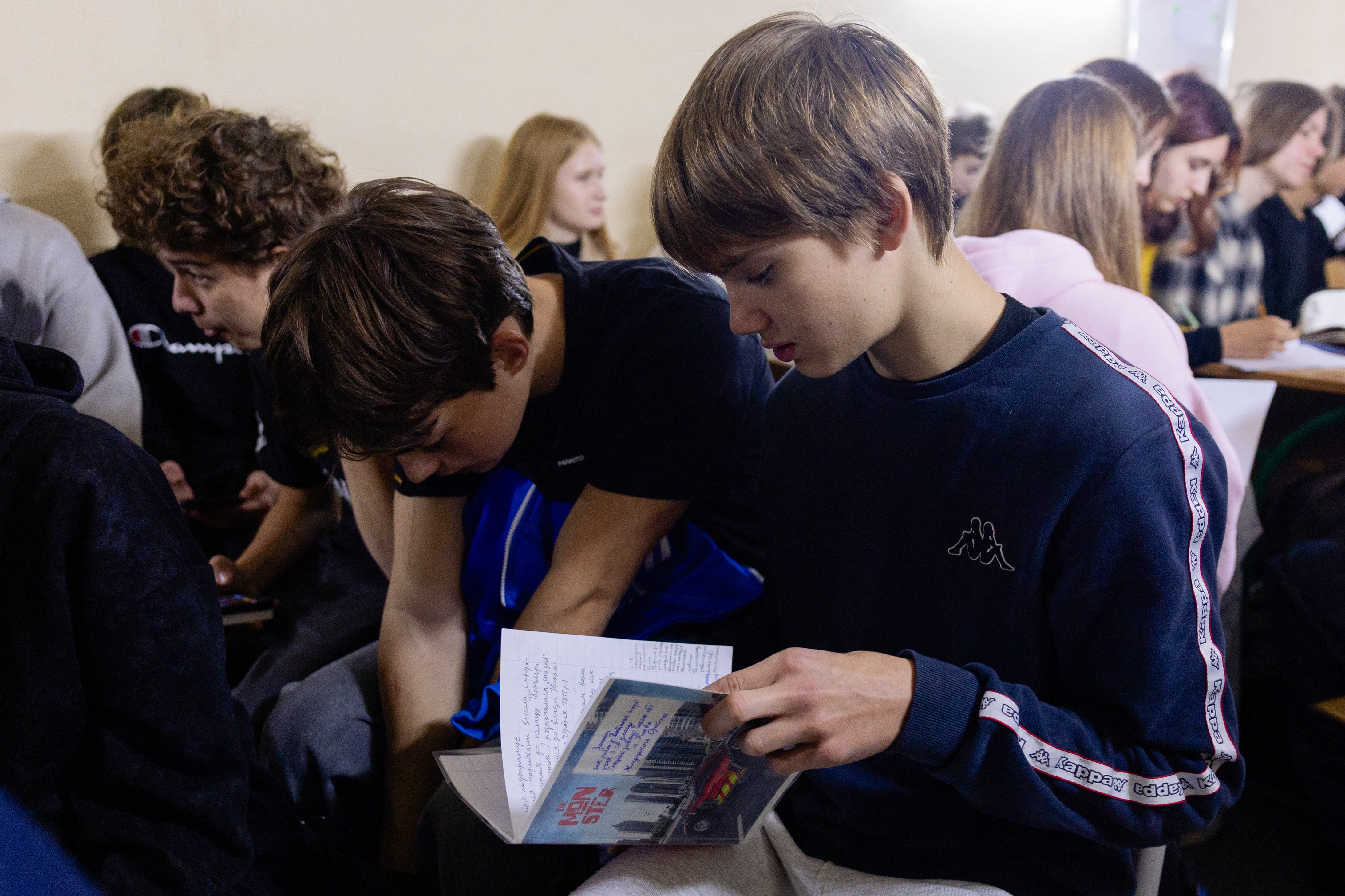 Orest, de 14 años, sostiene un cuaderno mientras asiste a clase en un refugio durante una alerta aérea en Kiev, el 13 de octubre de 2026, en medio de la invasión rusa de Ucrania. Anastasiia, de 44 años, tiene tres hijos, trabaja en un hospital y apenas dispone de tiempo para sí misma. Desde finales del verano, Moscú le ha «añadido algunas tareas extra», comenta con un tono de picardía que apenas logra ocultar su fatiga. Las alertas aéreas y las explosiones interrumpen sus noches y marcan el ritmo de sus días, a medida que Rusia intensifica sus ataques con drones propulsados por motores a reacción; unos ataques que, según las autoridades municipales, han acabado con la vida de más de 190 personas en Kiev desde enero de 2026. Llevar a su hijo de 14 años a la escuela, estar pendiente de su hijo mayor, de 19 años... Anastasiia organiza ahora su rutina en función del riesgo de bombardeos. (Foto de Tetiana DZHAFAROVA / AFP)