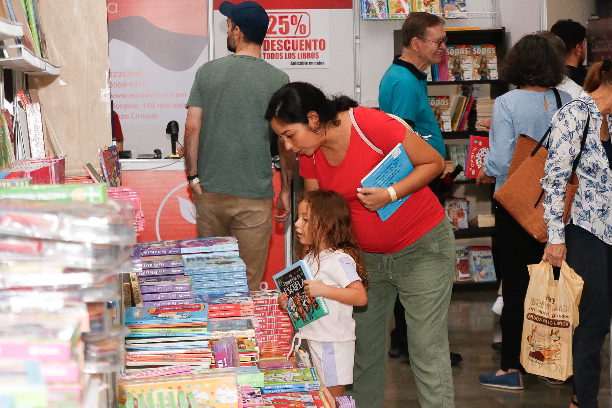 Las familias completas pueden disfrutar de cuentos y novelas infantiles. En la fotografía Ana Karina Loor y su hija Amelia VIllalobos (Foto: Lily Arce)
