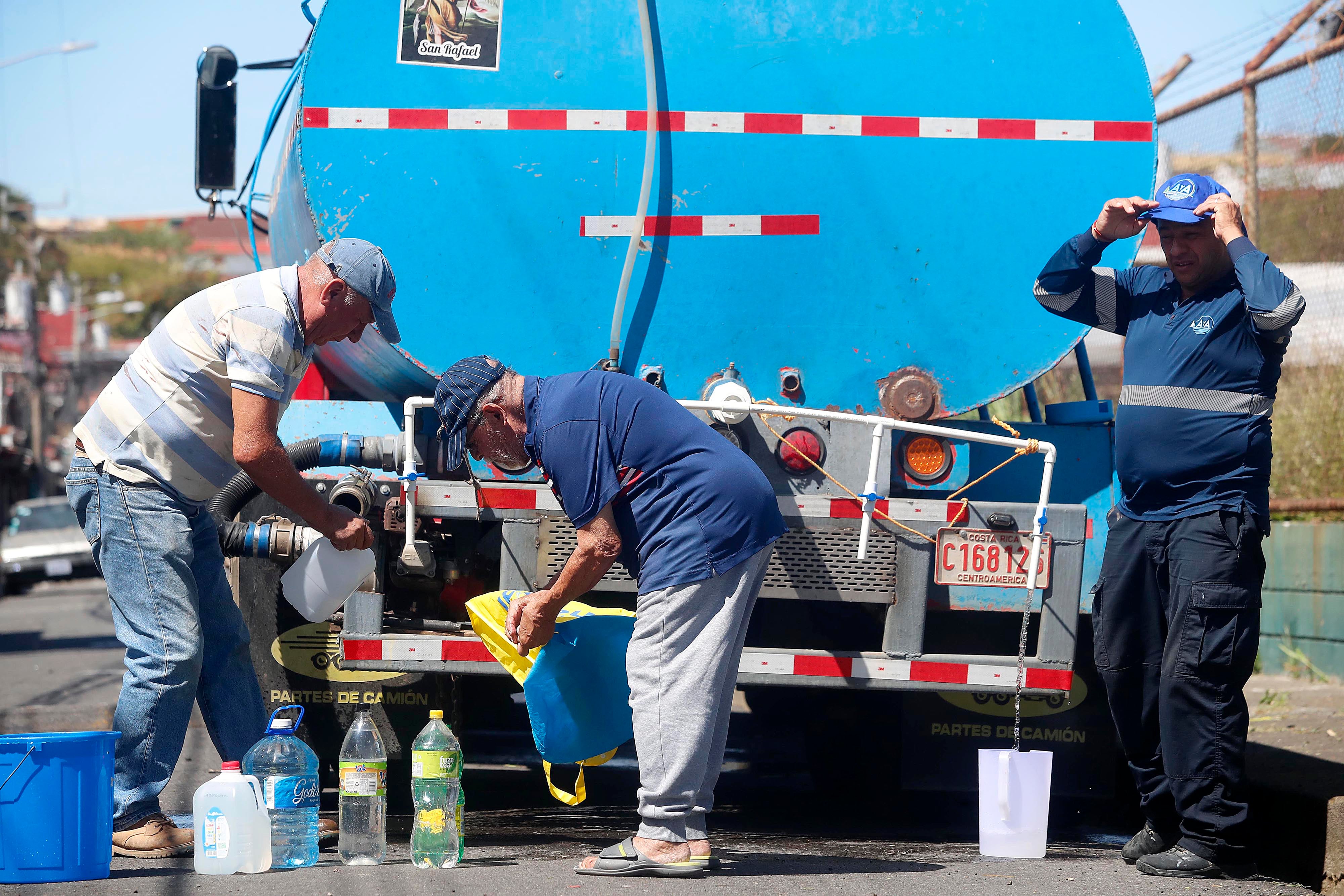 0/01/2024 Cinco Esquinas de Tibás, barrio San Gabriel Sur. Un camión cisterna contratado por Acueductos y Alcantarillados (AyA) repartió agua potable este martes por la mañana. Hombres, mujeres y niños de todas las edades se acercaron botellas, bidones, tarros y ollas para recoger agua ante la crisis que se vive por la contaminación del líquido con algún hidrocarburo hasta ahora desconocido. Foto: Rafael Pacheco Granados