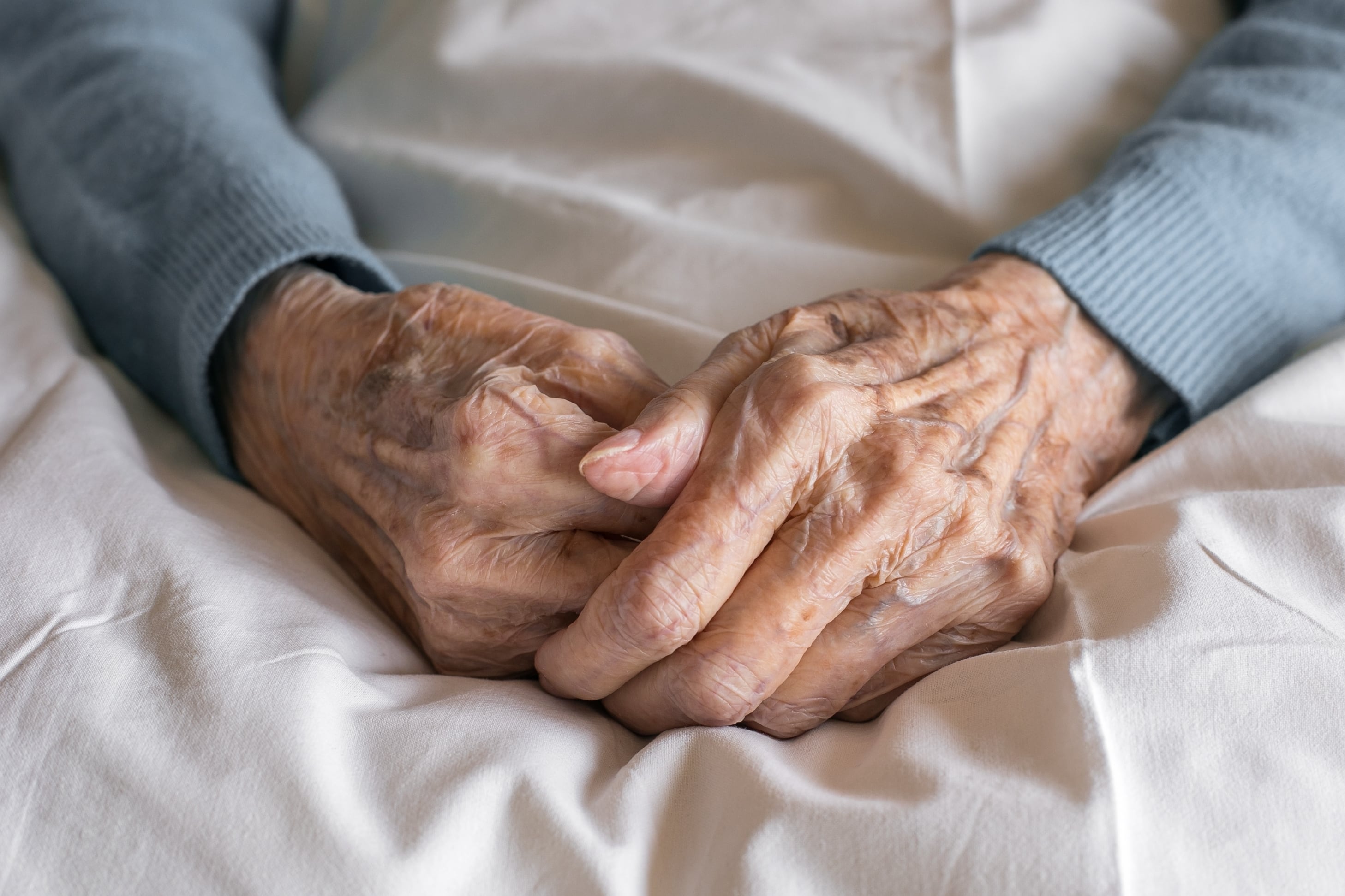 Manos de adultos mayores
