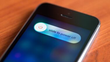 Estudio revela que los celulares pueden escuchar las conversaciones, incluso estando apagados. ¿Cómo es posible?