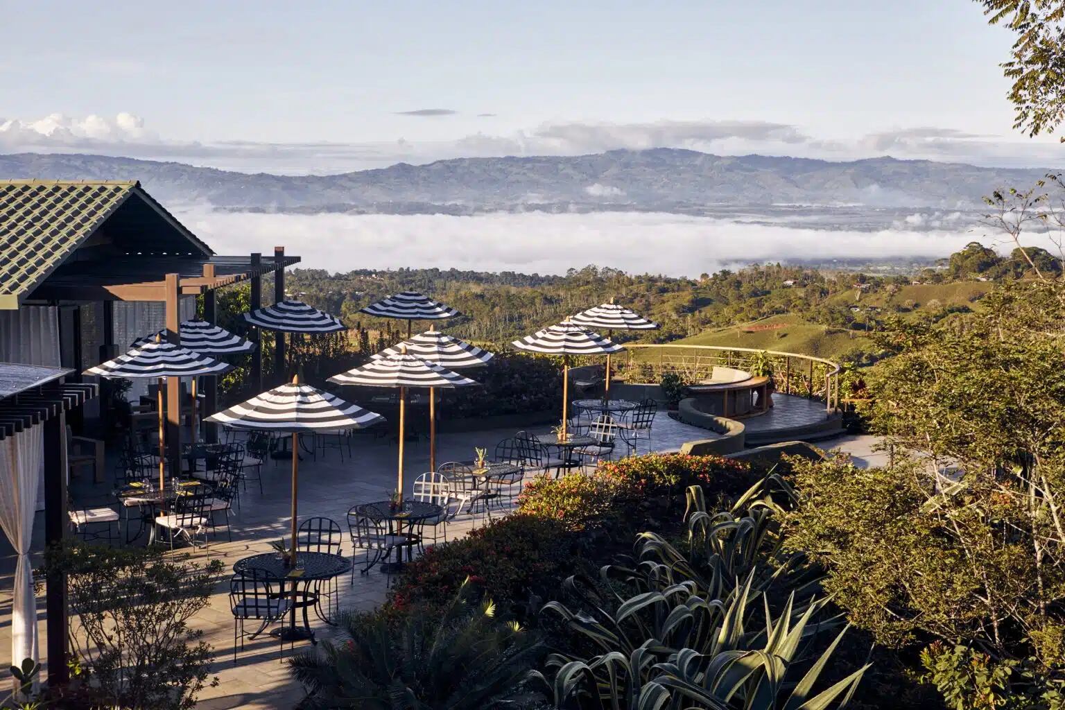 Esta es una terraza en el restaurante Grano del hotel Hacienda AltaGracia, Auberge Resorts Collection, situado en las montañas de Costa Rica.