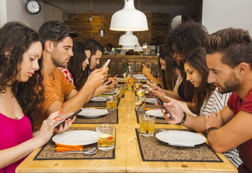 La nomofobia es la ansiedad producida por la pérdida o lejanía del teléfono móvil, y las comunicaciones sociales que este hace posibles.