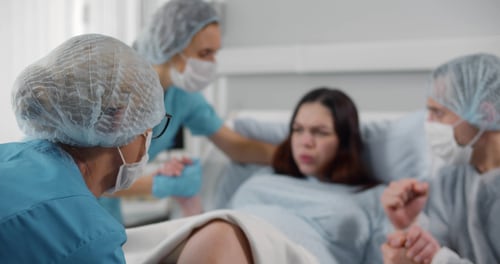 La Organización Mundial de la Salud recomienda la oxitocina para tratar las hemorragias posparto.