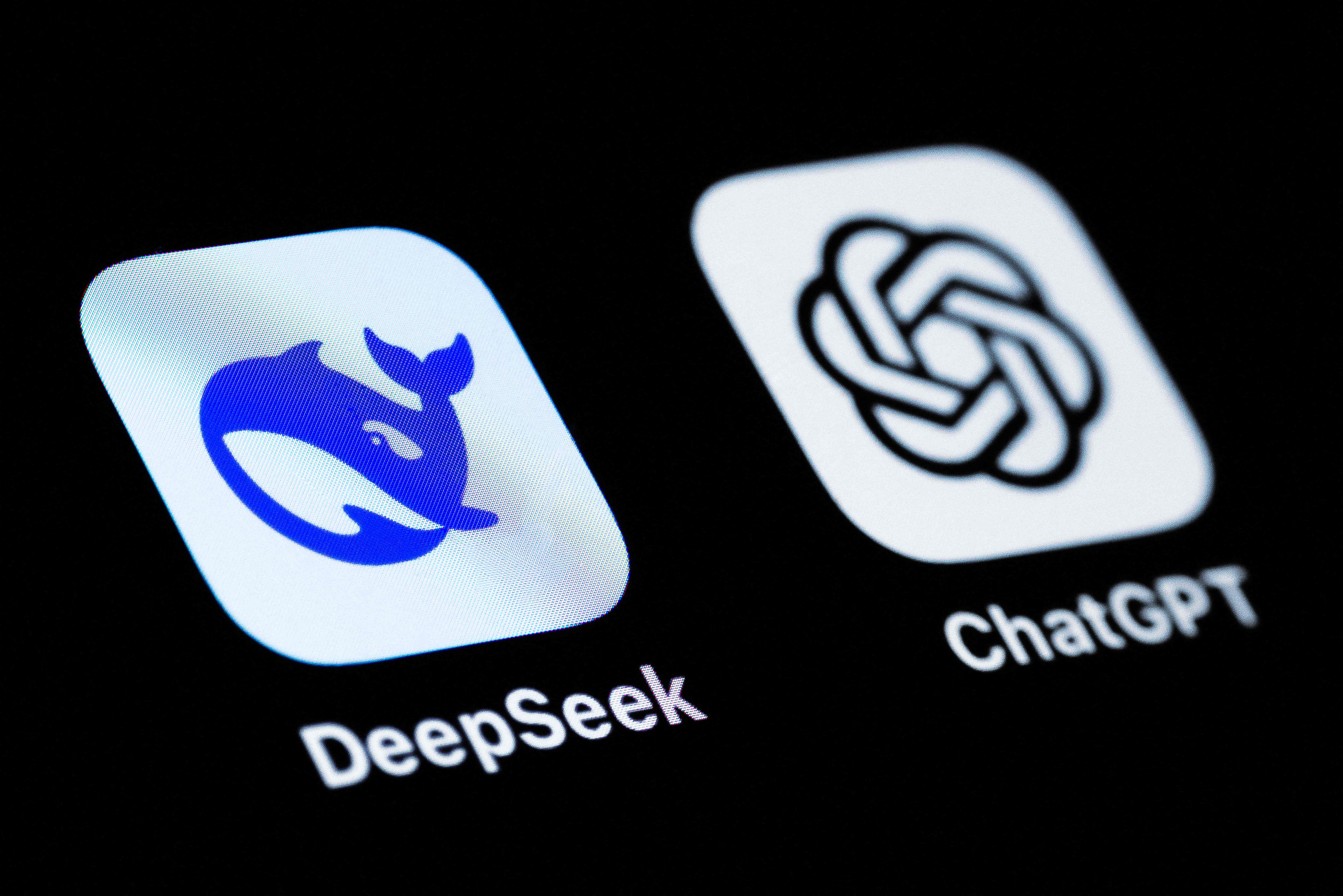 Primer plano de los íconos de DeepSeek y ChatGPT en la pantalla de un dispositivo, reflejando la competencia entre OpenAI y la empresa china en el sector de la inteligencia artificial.