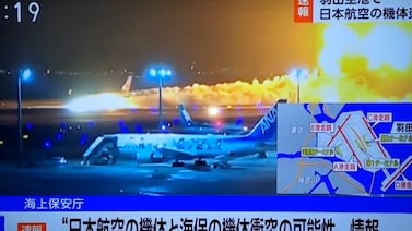(Videos) Dos aviones colisionan en pista de aeropuerto en Japón; se reportan cinco muertos