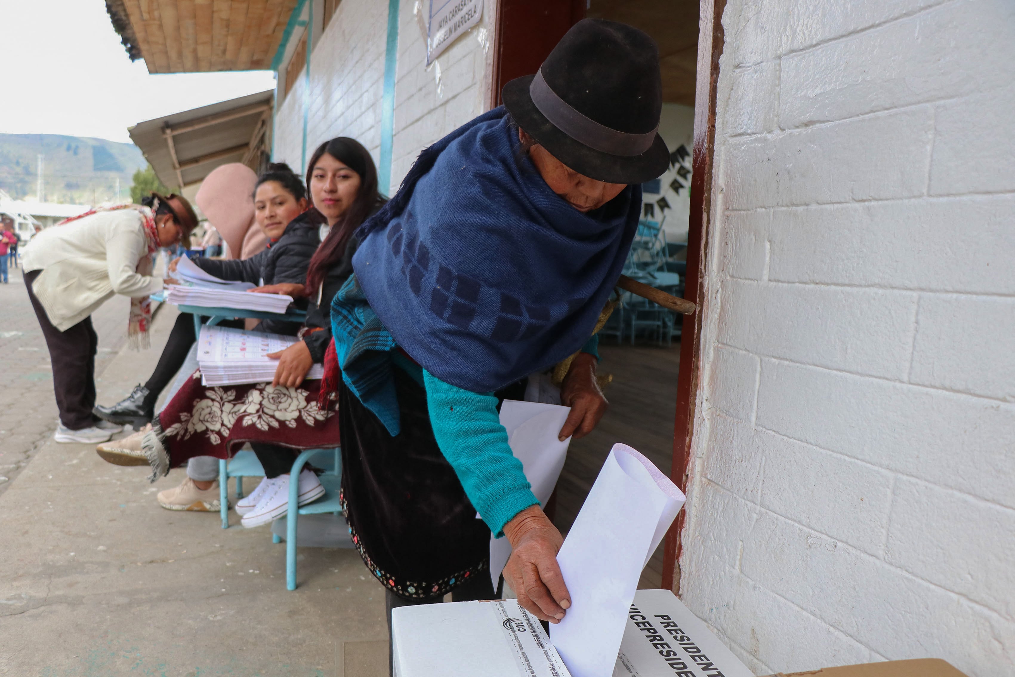 Una mujer emite su voto en un colegio electoral durante las elecciones presidenciales en Toacazo, provincia de Cotopaxi, Ecuador, el 9 de febrero de 2025. Unos 14 millones de ecuatorianos comenzaron a votar el domingo para decidir quién liderará a la nación andina asolada por la violencia durante su peor crisis en medio siglo.
